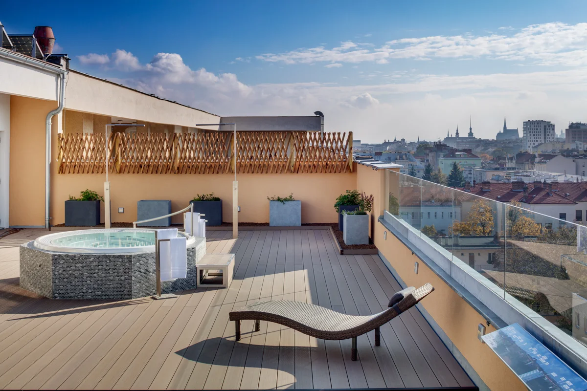 Sami nebo v páru či s rodinou do Brna: hotel se střešním wellness, snídaně i večeře