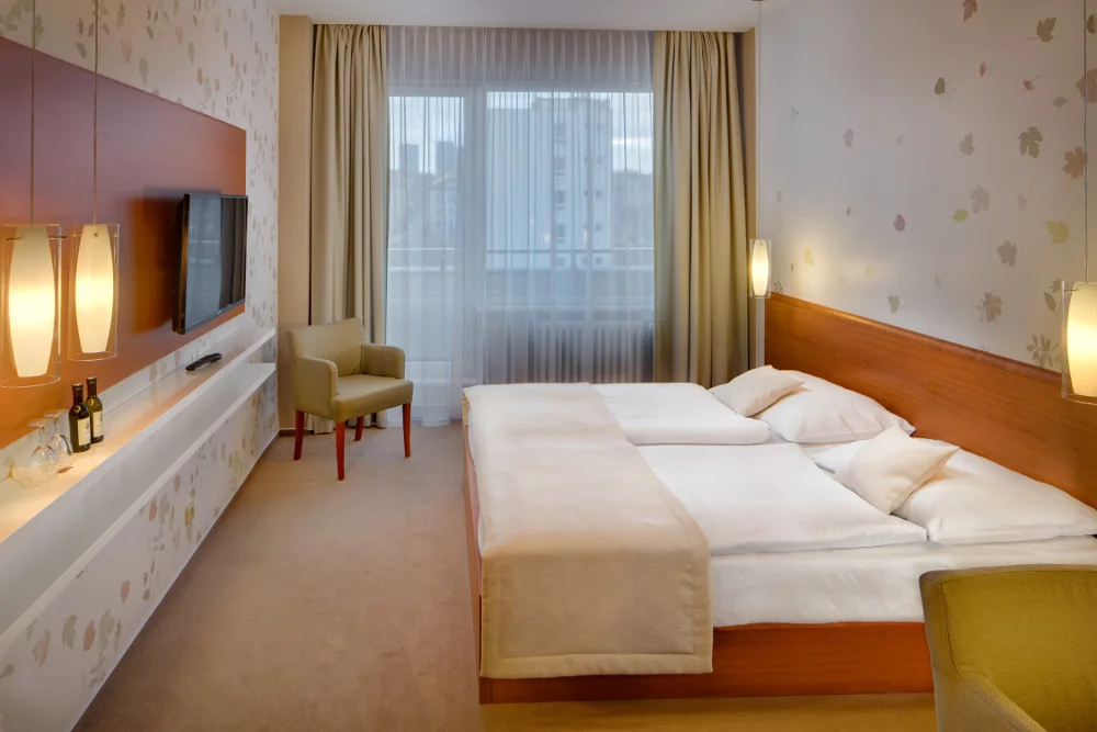 Sami nebo v páru či s rodinou do Brna: hotel se střešním wellness, snídaně i večeře