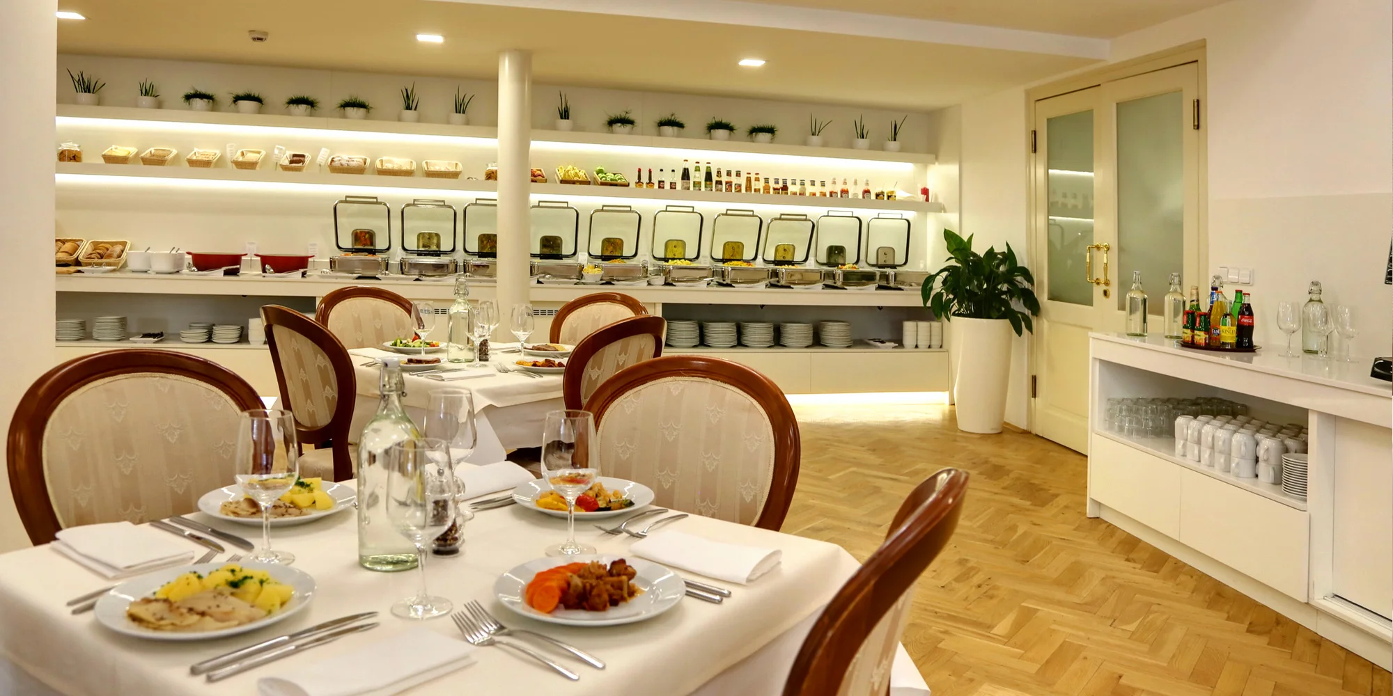 Relaxace v Karlových Varech: hotel přímo u kolonády, nové wellness centrum, procedury a polopenze