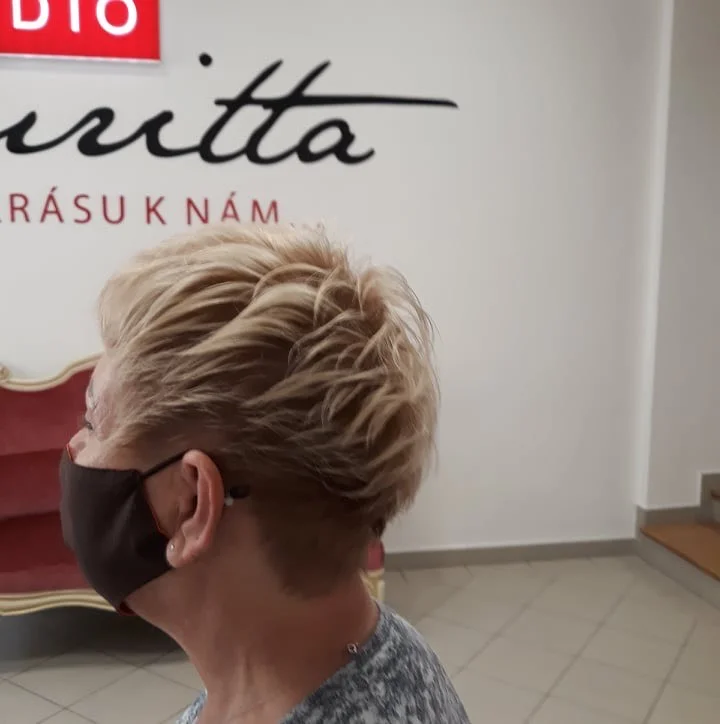 Kadeřnické balíčky: melír, precizní střih s vlasovou regenerací či barvení vlasů i keratin