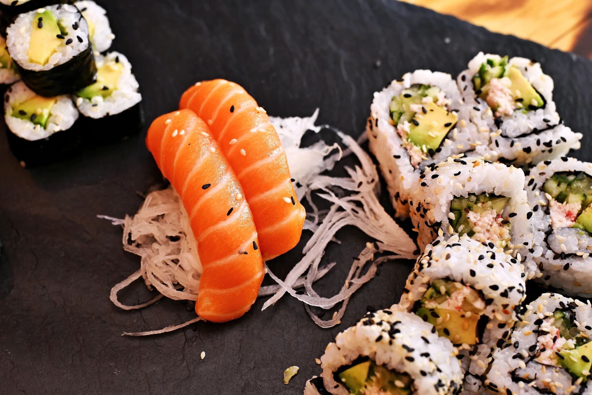 Sushi sety s klasickými i speciálními rolkami: 22–44 maki, nigiri, sashimi i uramaki