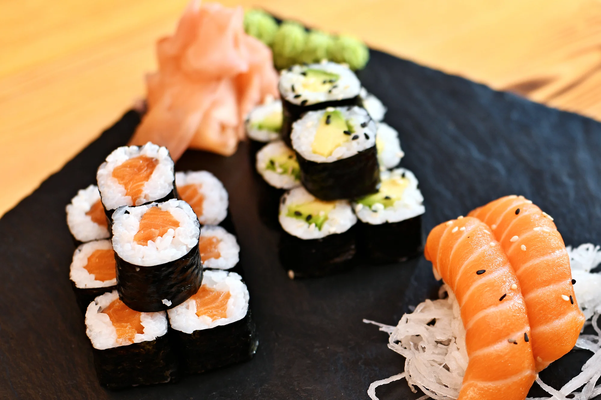 Sushi sety s klasickými i speciálními rolkami: 22–44 maki, nigiri, sashimi i uramaki