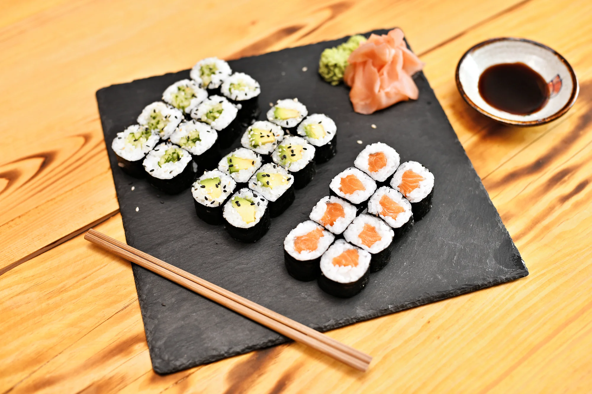 Sushi sety s klasickými i speciálními rolkami: 22–44 maki, nigiri, sashimi i uramaki