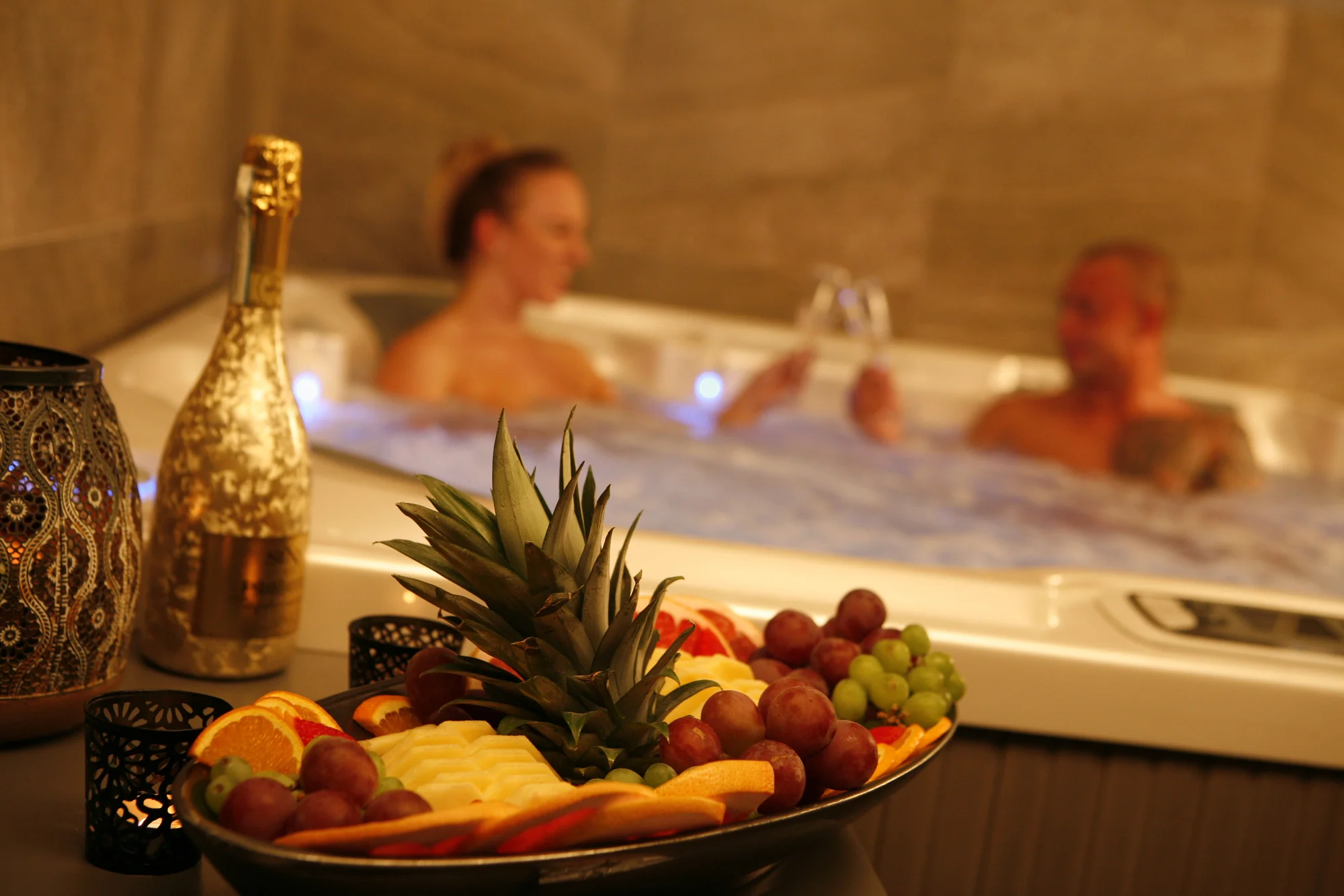 Privátní wellness s romantickou výzdobou: vířivka, sauna i masáž, obložené mísy, drinky či šampaňské