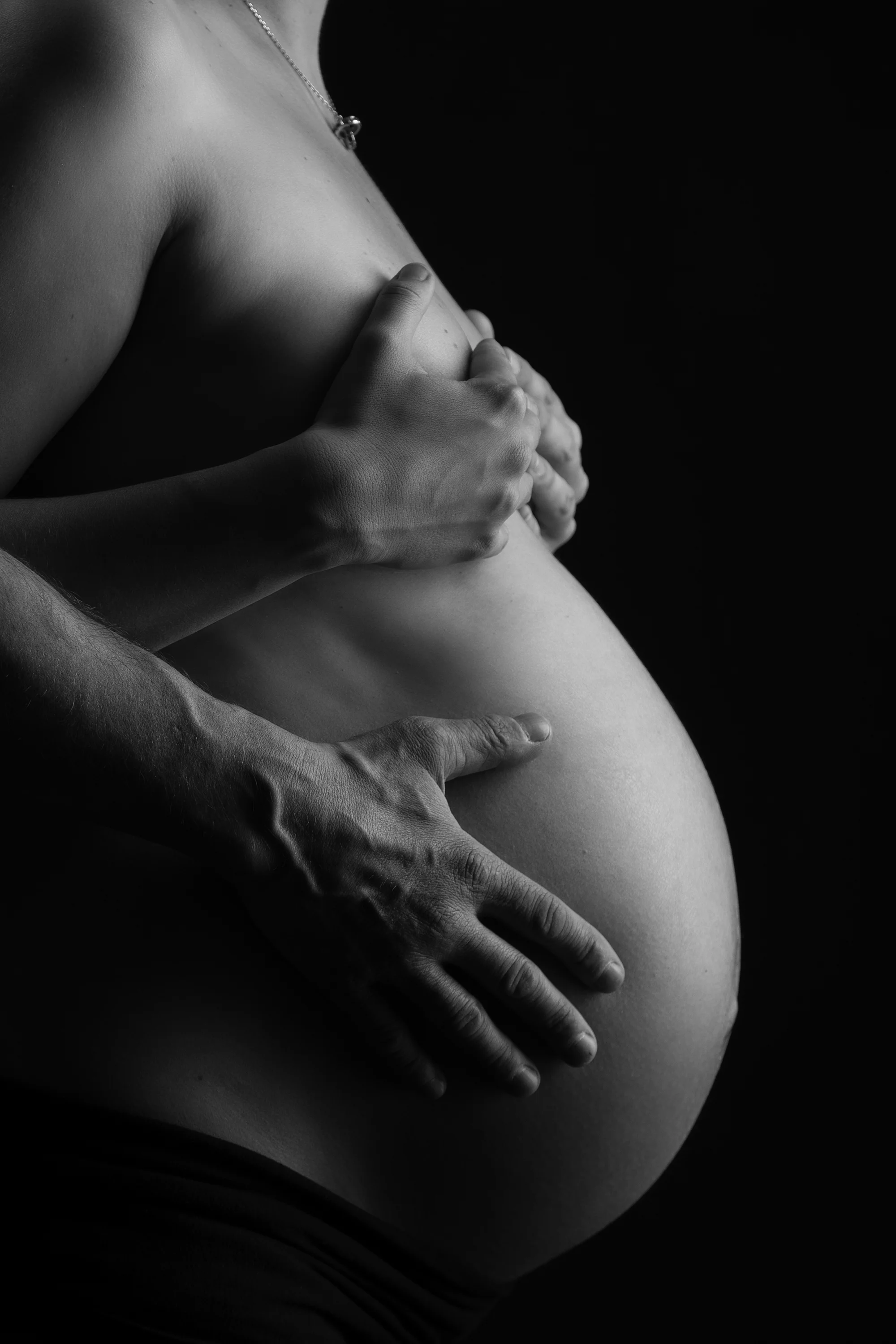 Decentní a kouzelné ženské akty nebo těhotenské focení v ateliéru