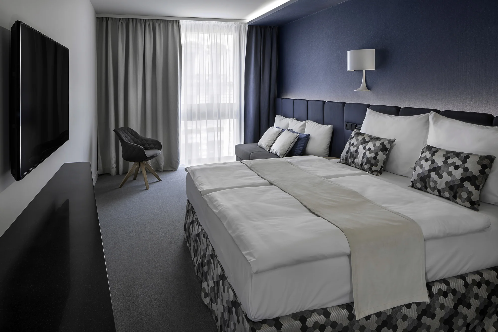 Dovolená v designovém hotelu v centru Prahy: snídaně a lahev vína
