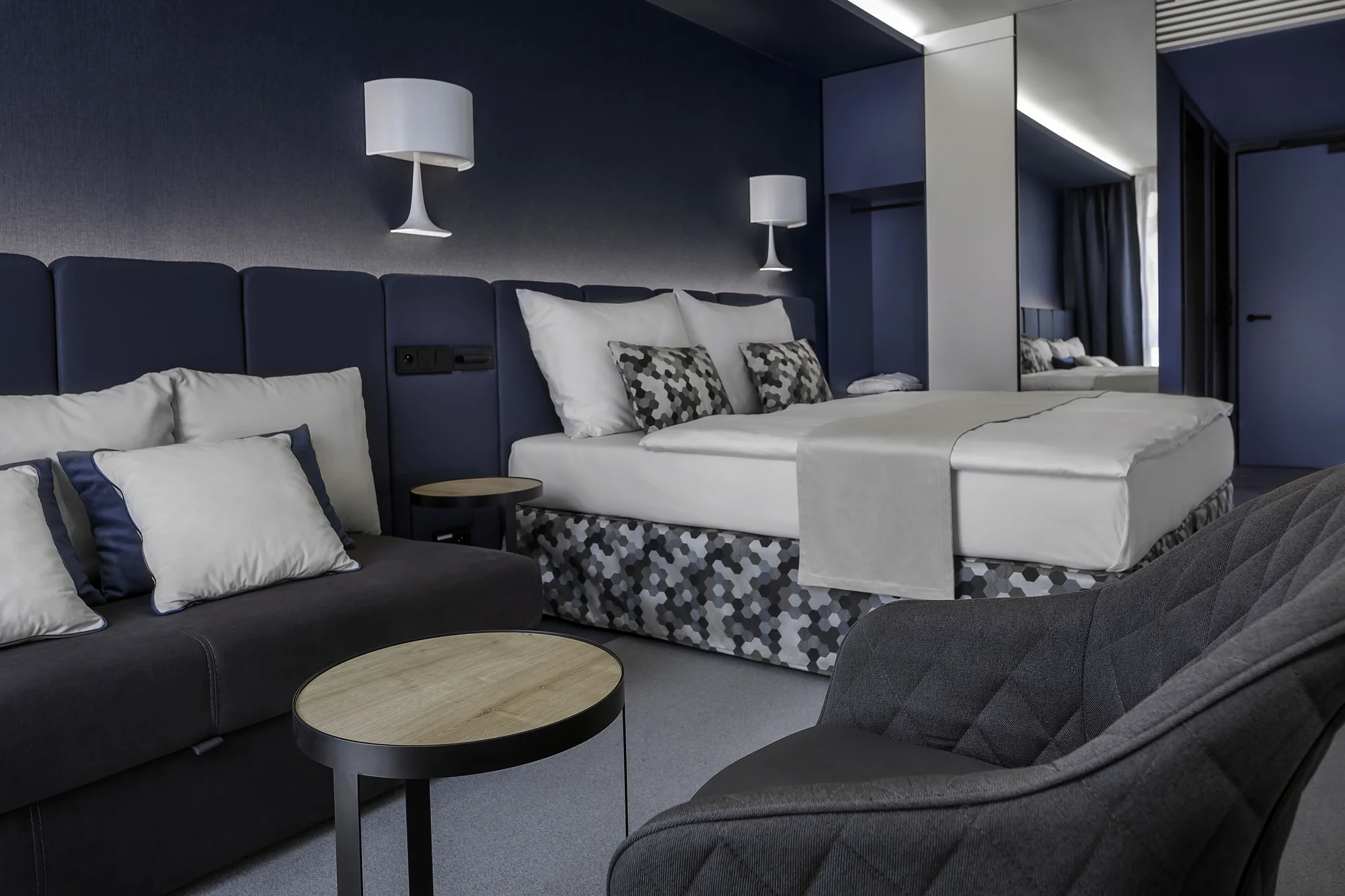 Dovolená v designovém hotelu v centru Prahy: snídaně a lahev vína