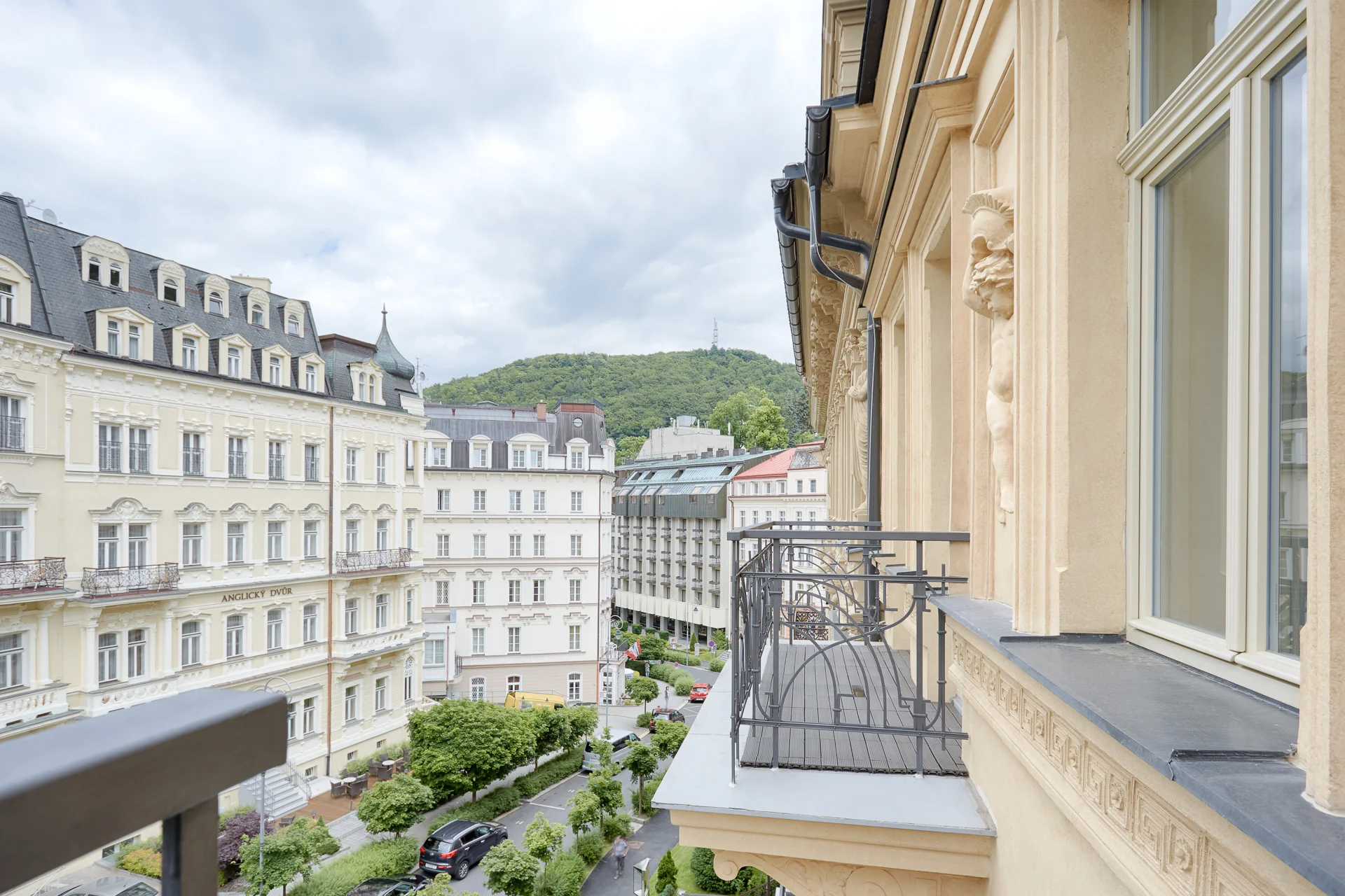 4* hotel jen 2 min. od kolonády: jídlo, neomezený wellness i procedury