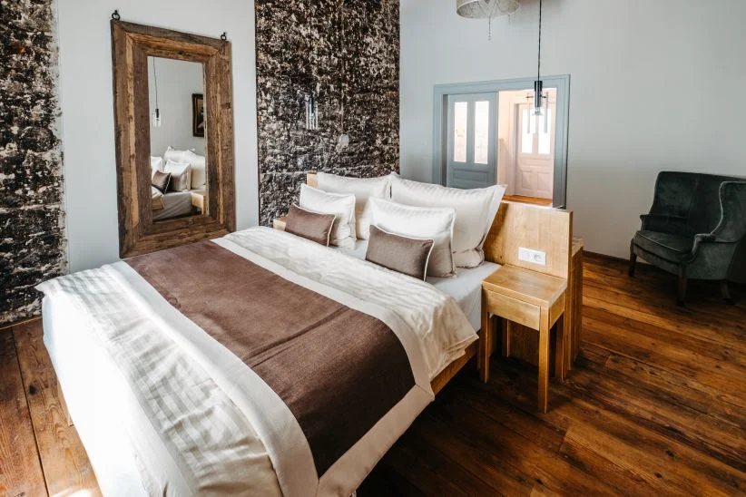 Luxusní hotel jen kousek od Prahy: pokoj či apartmá se snídaní