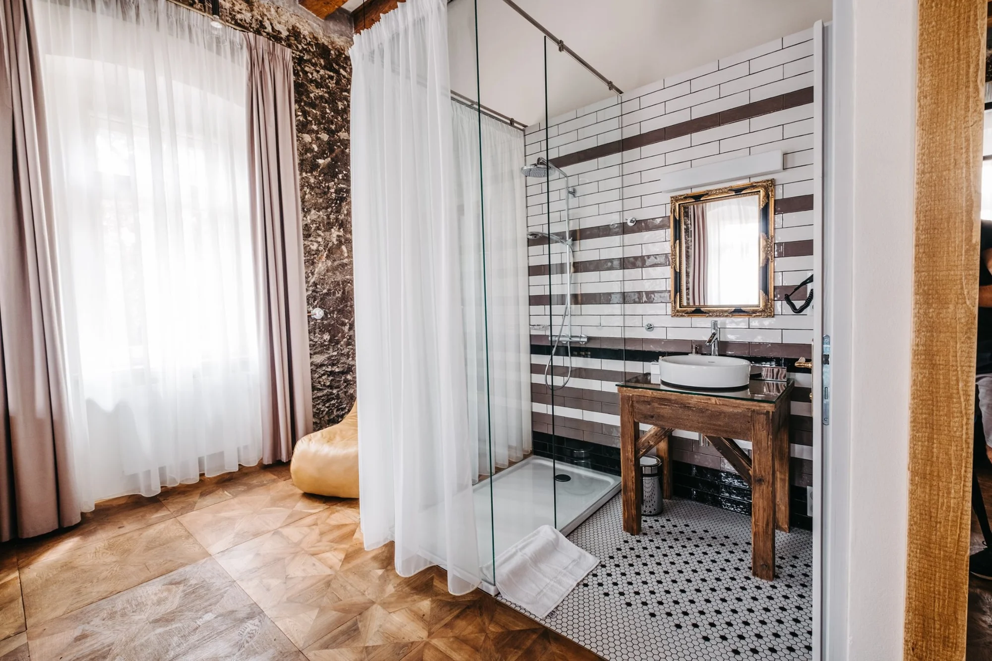 Luxusní hotel jen kousek od Prahy: pokoj či apartmá se snídaní