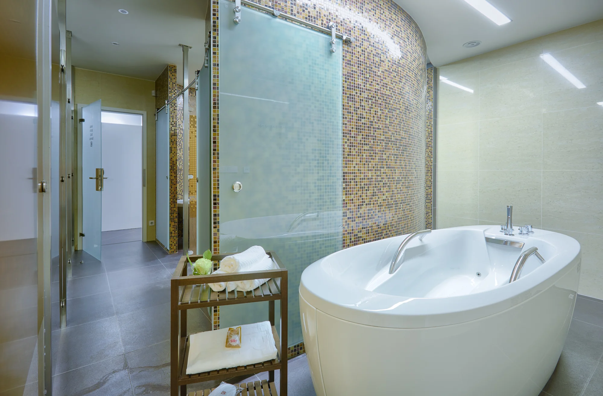 4* hotel jen 2 min. od kolonády: jídlo, neomezený wellness i procedury