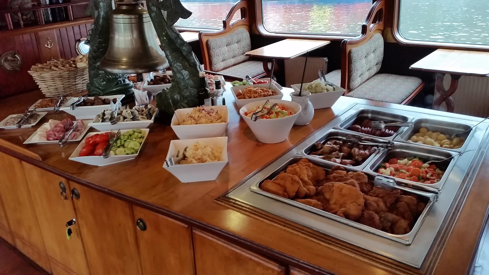 2hod. plavba po Vltavě s rautem all you can eat pro děti i dospělé