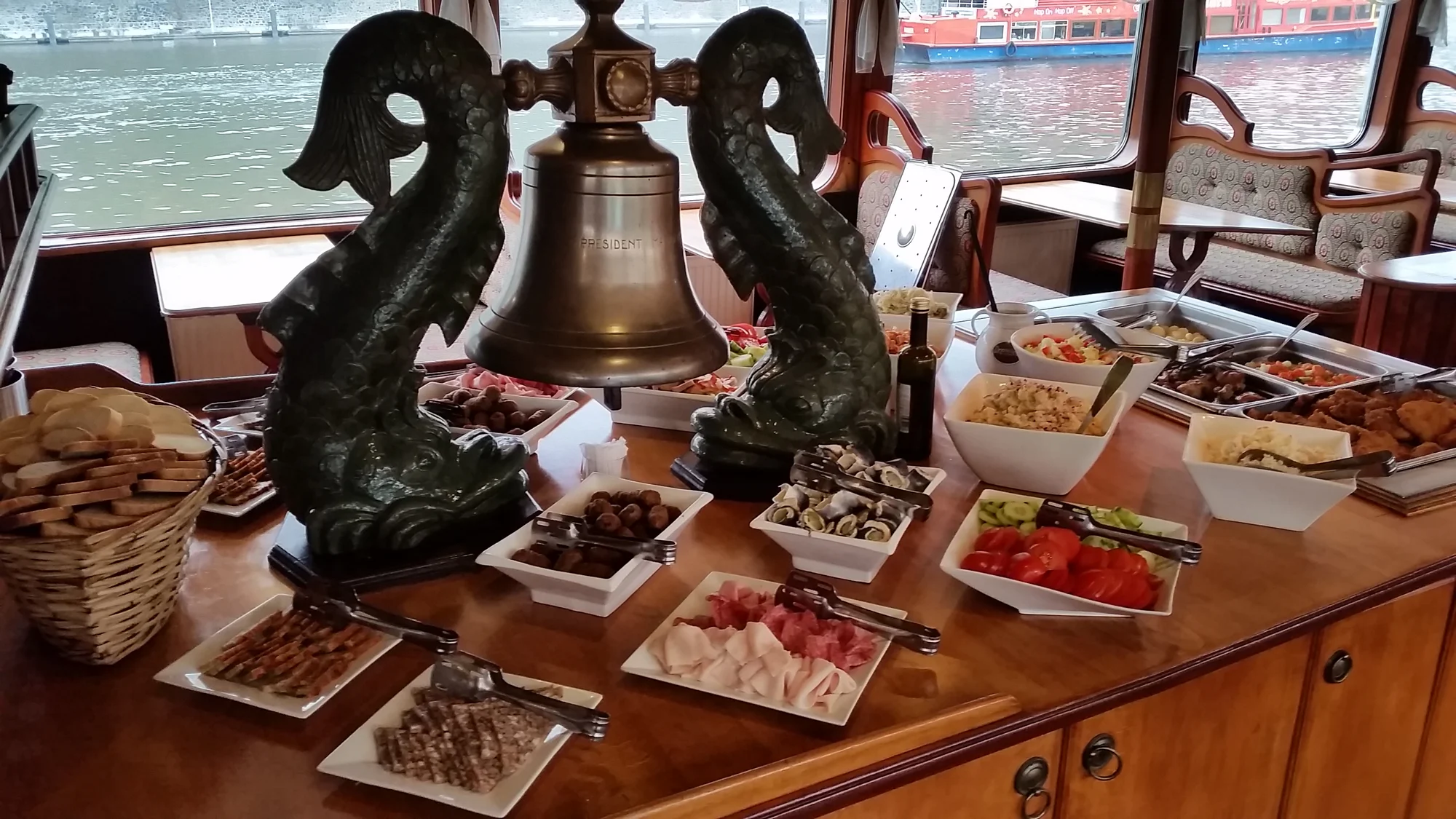 2hod. plavba po Vltavě s rautem all you can eat pro děti i dospělé