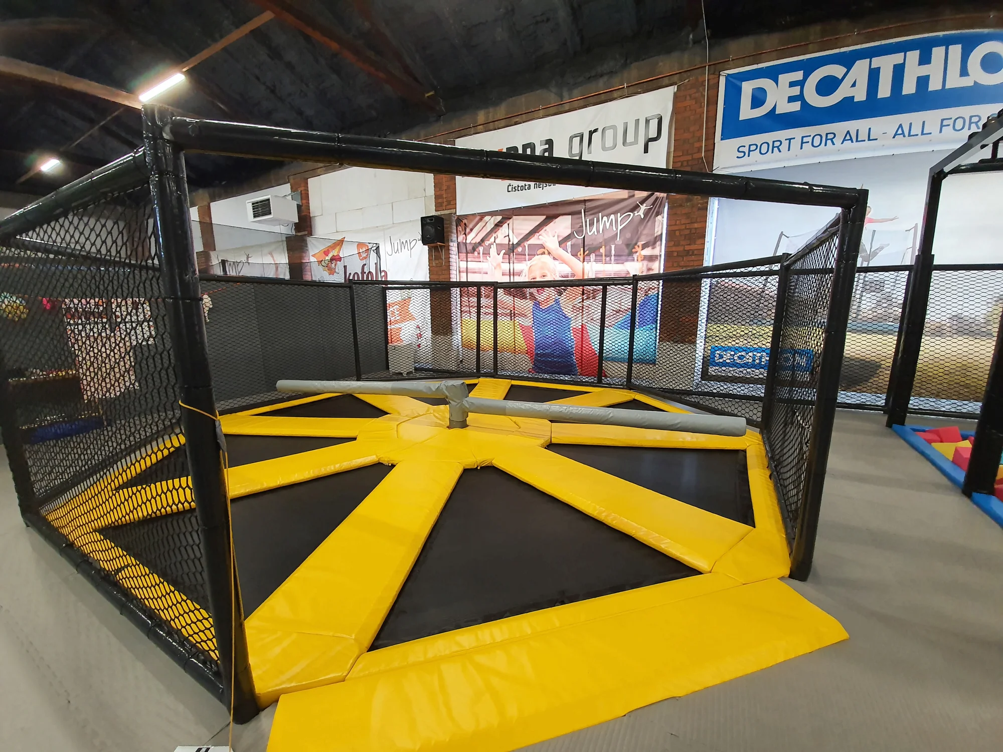 Do Jump Family Plzeň ve všední dny: 75 min. v zábavním centru s trampolínami a dalšími atrakcemi