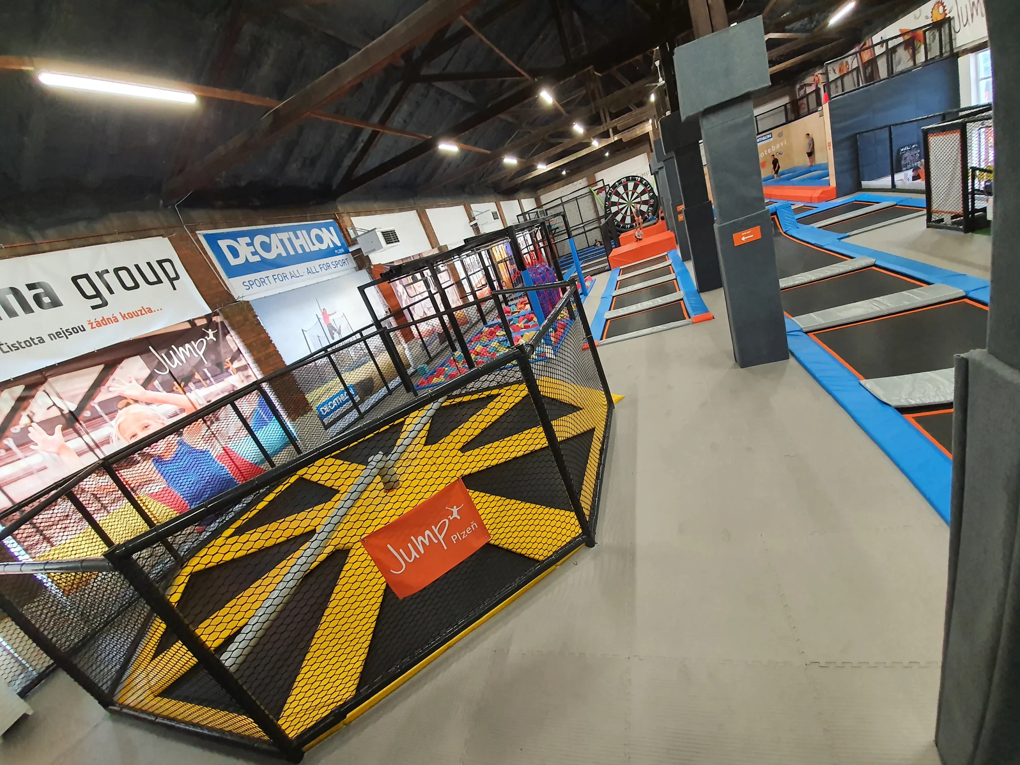 Do Jump Family Plzeň ve všední dny: 75 min. v zábavním centru s trampolínami a dalšími atrakcemi