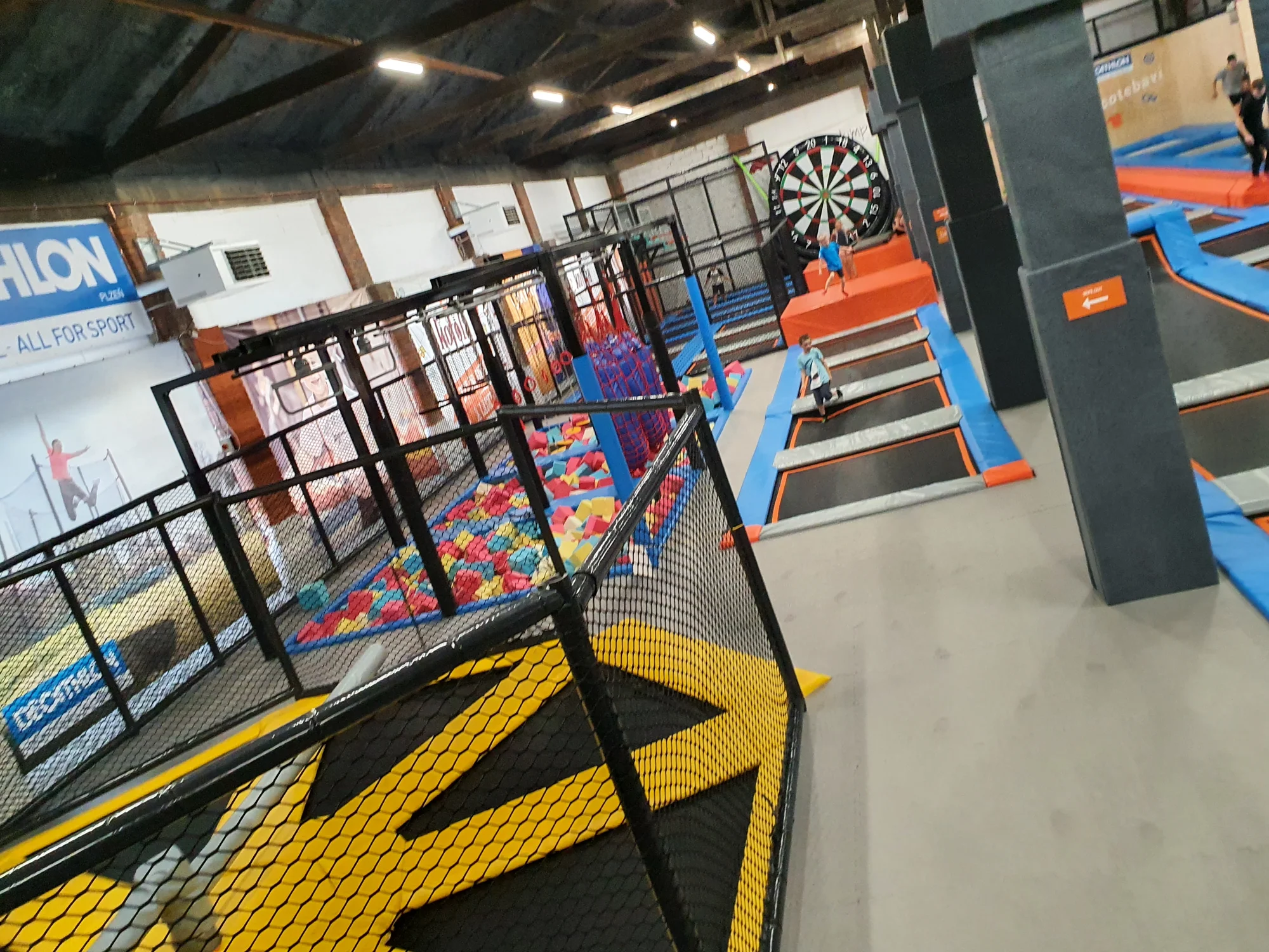 Do Jump Family Plzeň ve všední dny: 75 min. v zábavním centru s trampolínami a dalšími atrakcemi