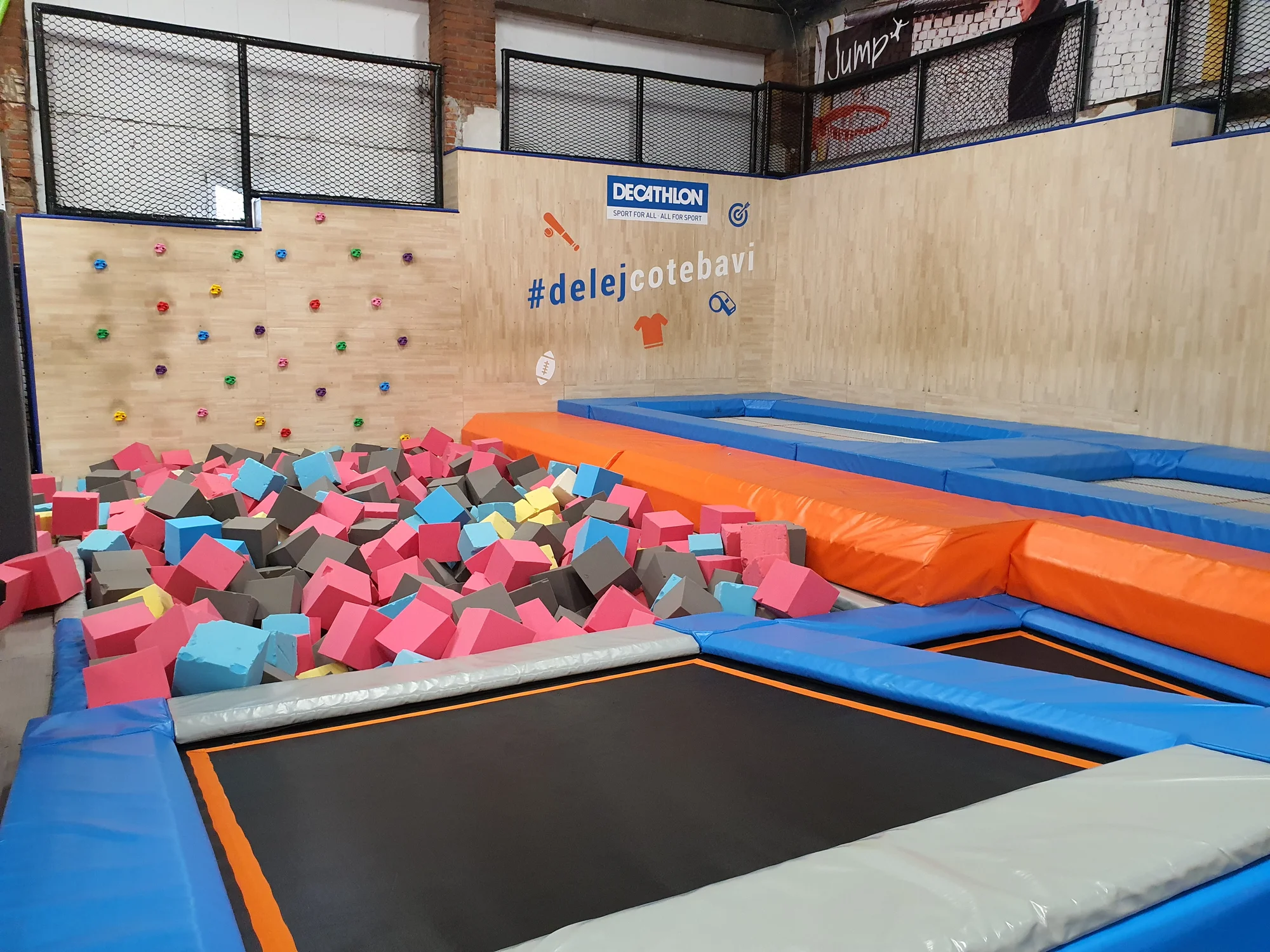 Do Jump Family Plzeň ve všední dny: 75 min. v zábavním centru s trampolínami a dalšími atrakcemi