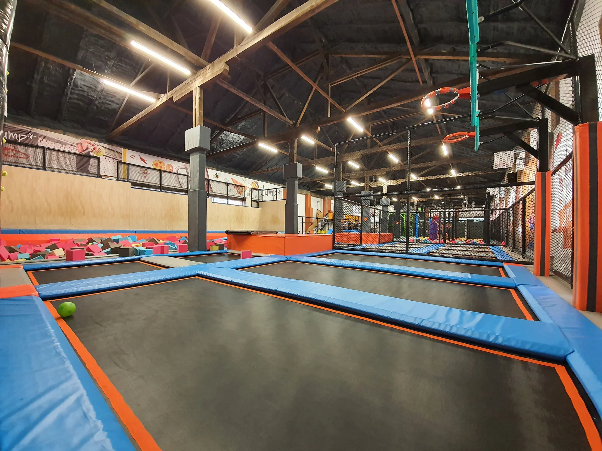 Do Jump Family Plzeň ve všední dny: 75 min. v zábavním centru s trampolínami a dalšími atrakcemi