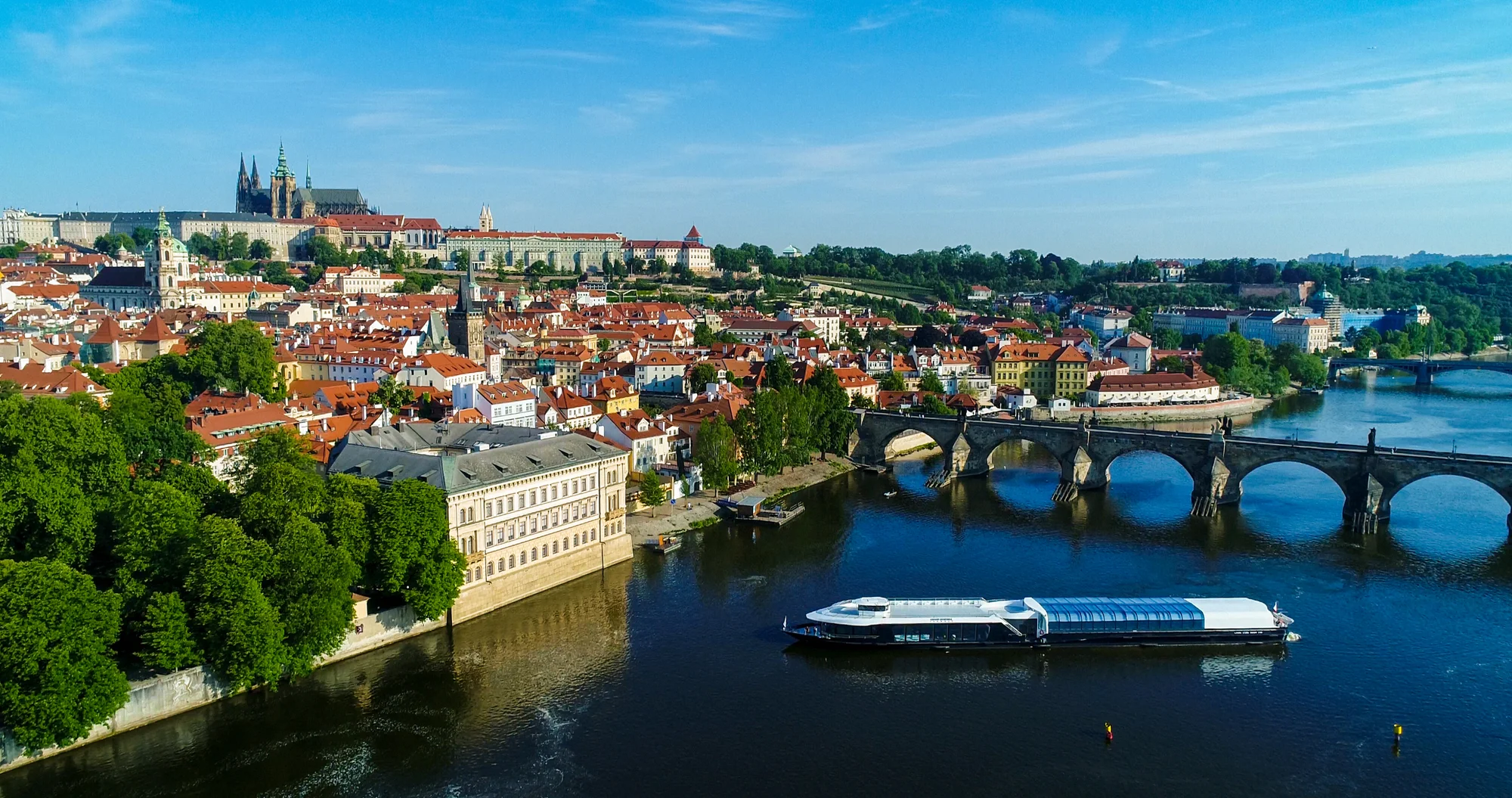 Velká vyhlídková plavba Prahou: 2 hodiny na palubě lodi pro dospělé i děti