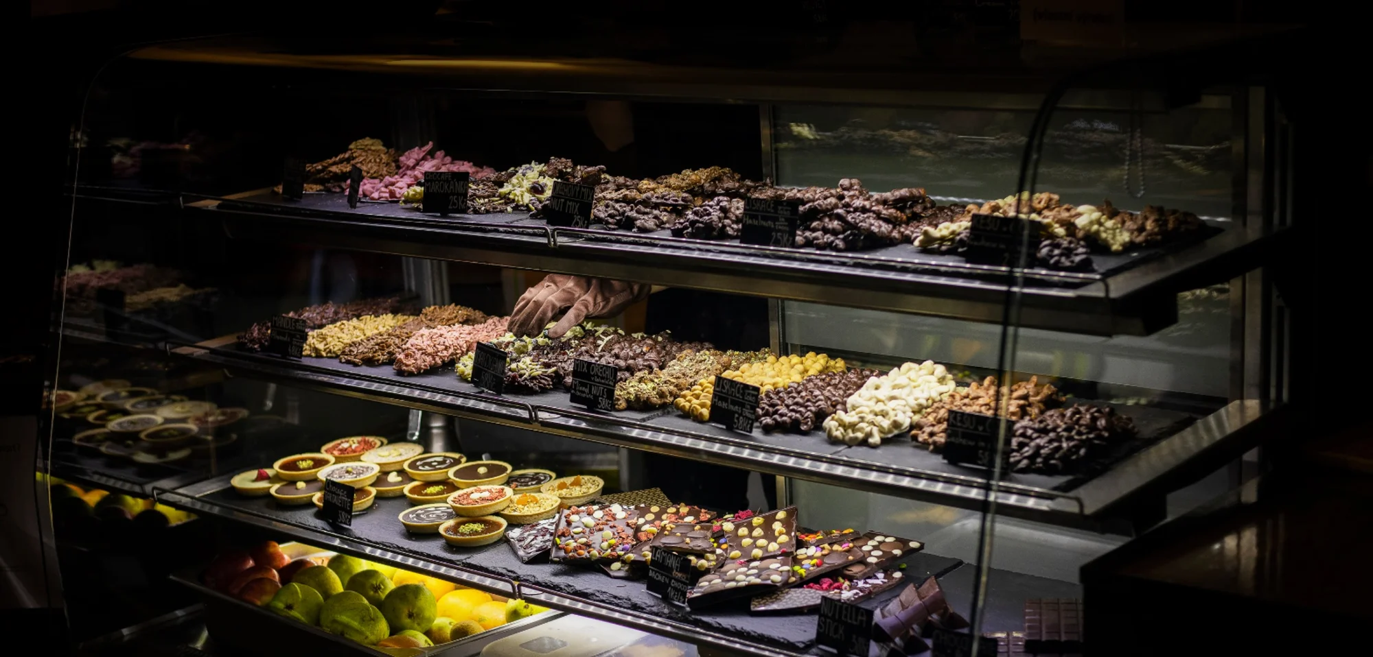 Ručně vyrobená lámaná belgická čokoláda Callebaut v papírové krabičce z Chocafé a horký nápoj k tomu