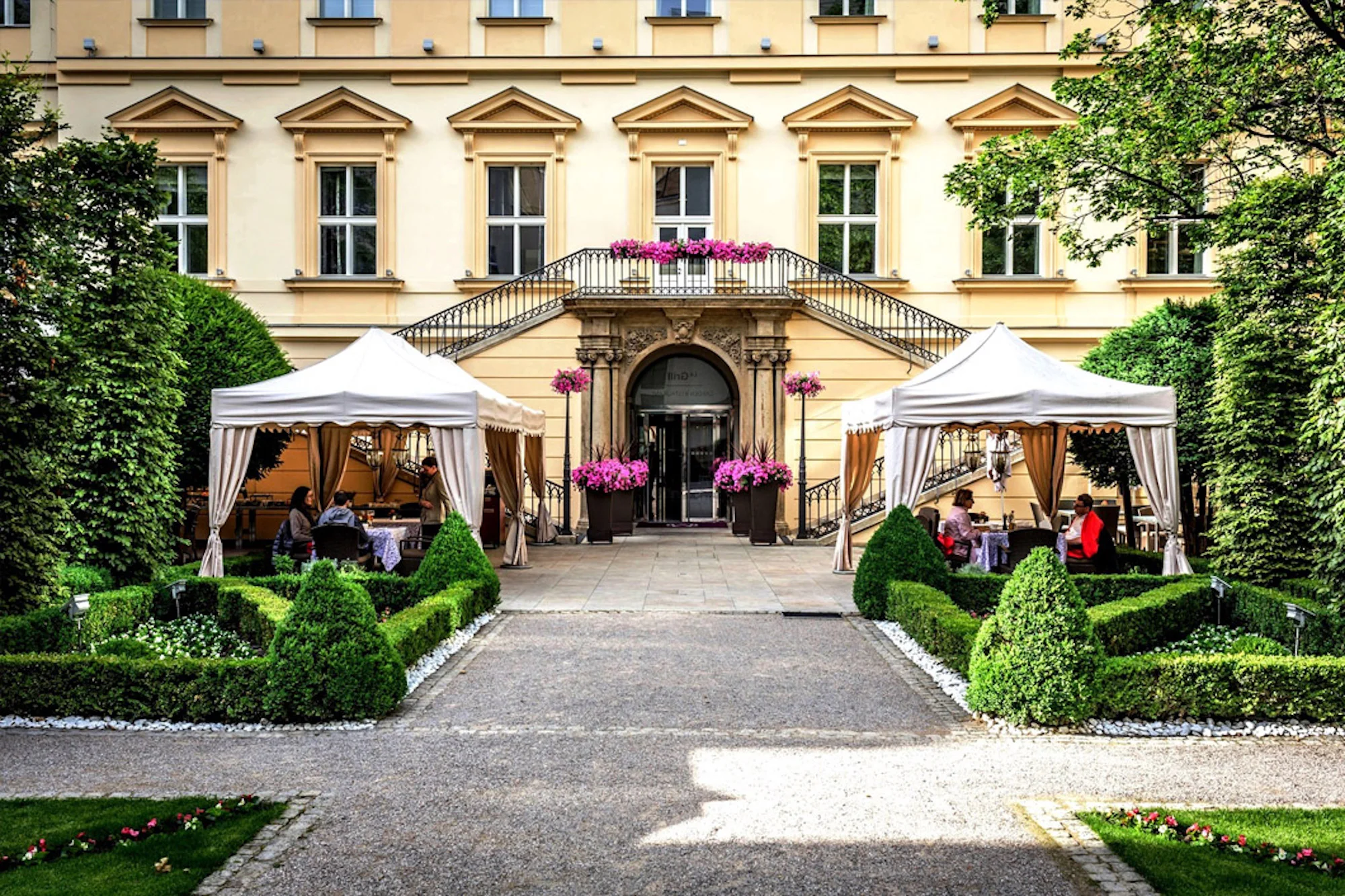 Pětichodové menu á la carte s lahví vína v oceňované The Grand Mark Prague pro 2 osoby