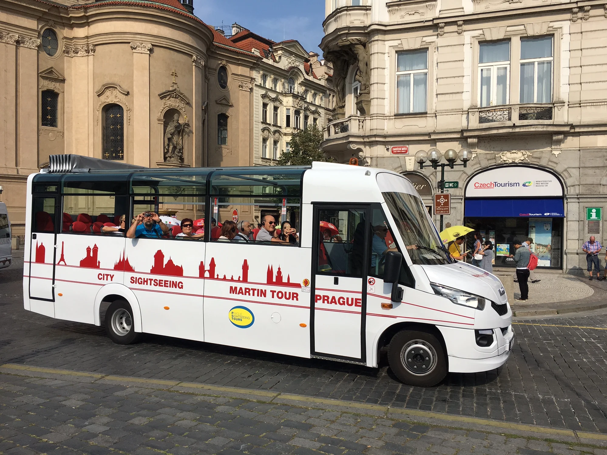 Okružní jízda Prahou: 1 hodina v otevřeném autobuse a 1hod. projížďka lodí pro děti i dospělé