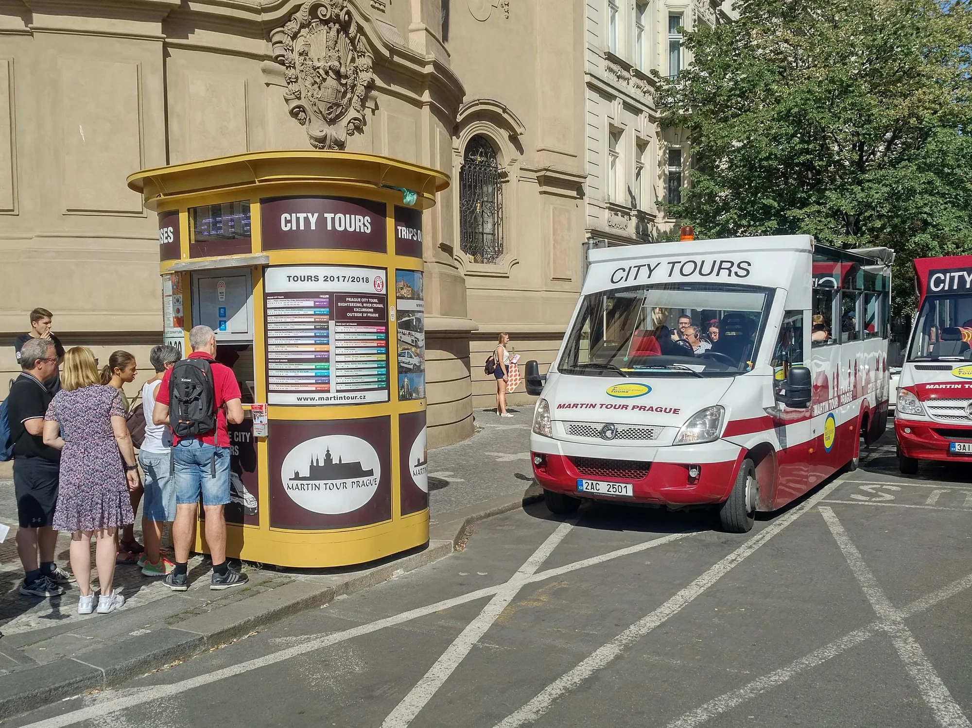 Okružní jízda Prahou: 1 hodina v otevřeném autobuse a 1hod. projížďka lodí pro děti i dospělé