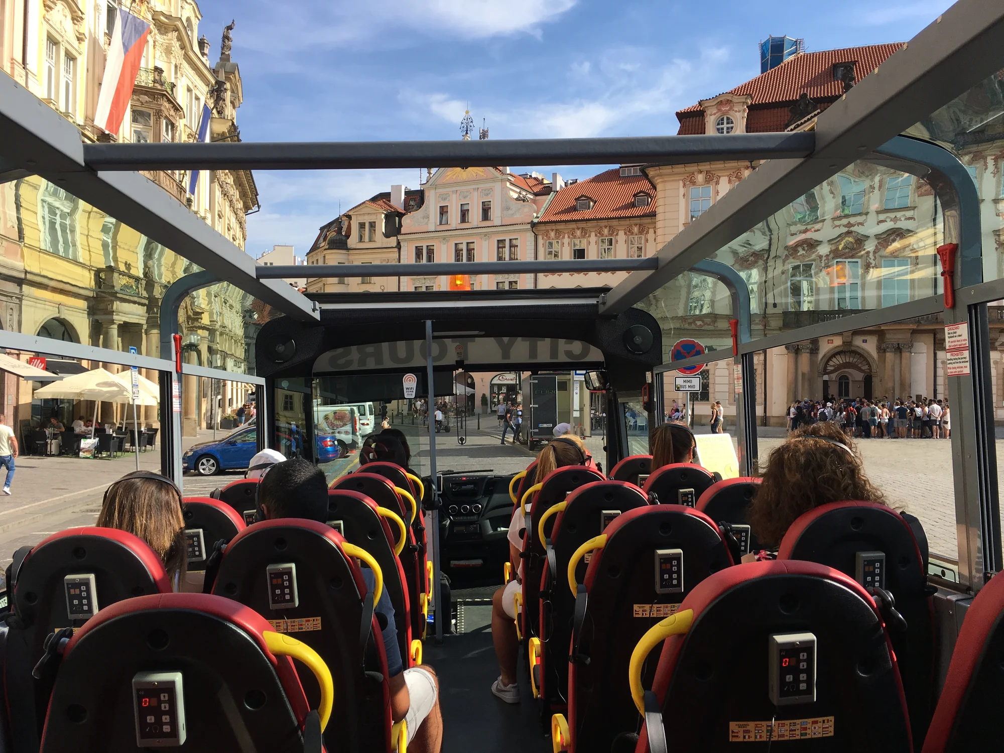 Okružní jízda Prahou: 1 hodina v otevřeném autobuse a 1hod. projížďka lodí pro děti i dospělé