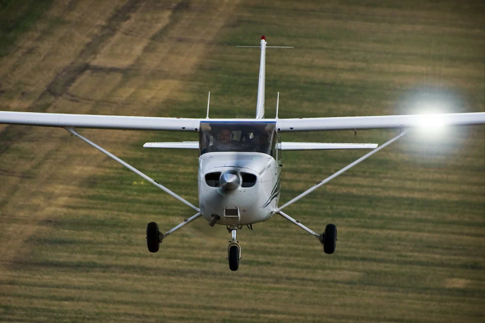 60min. komentovaná prohlídka hangáru v Roudnici či Plzni pro jednoho i dva nadšené aviatiky