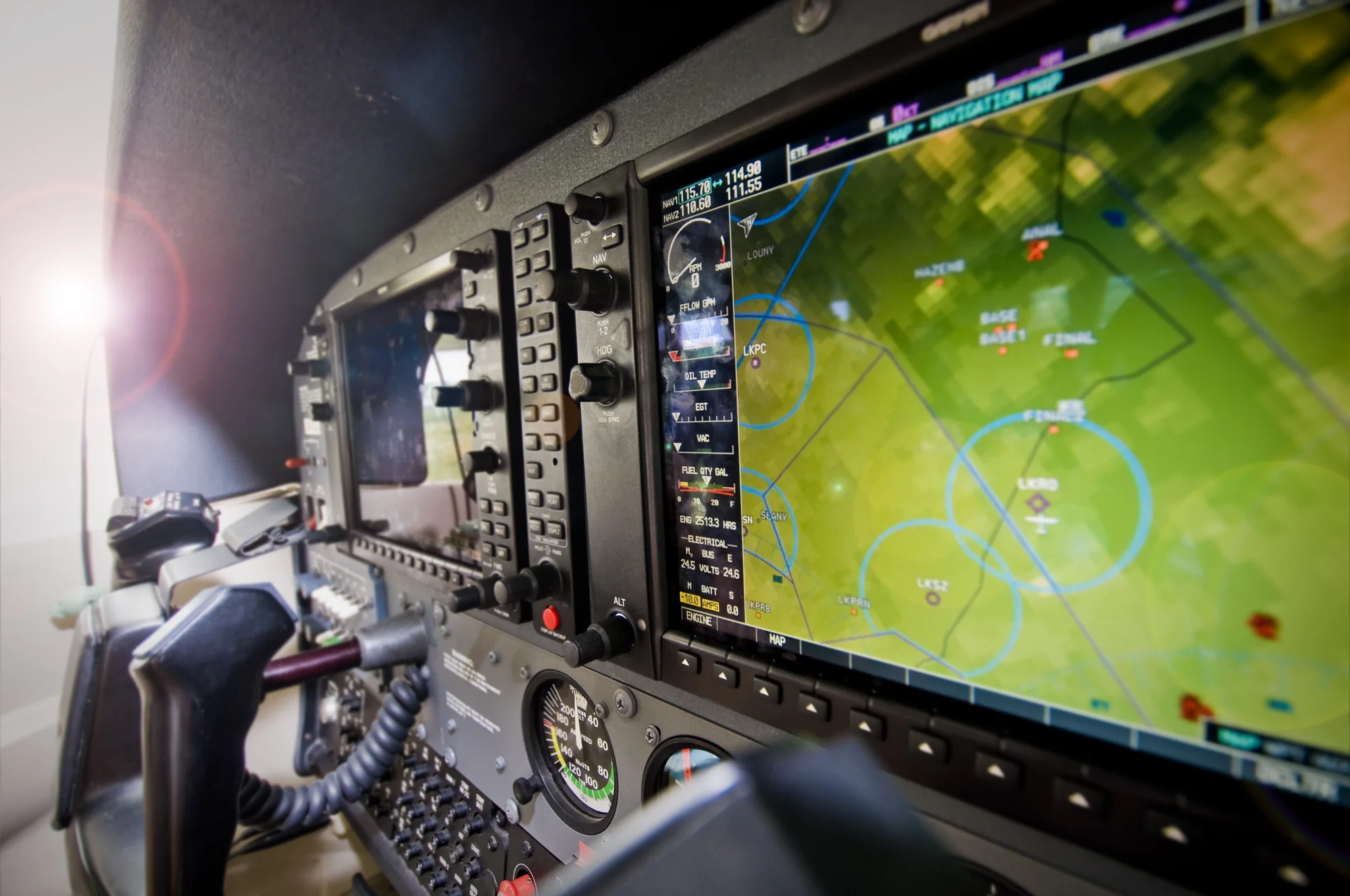 60min. komentovaná prohlídka hangáru v Roudnici či Plzni pro jednoho i dva nadšené aviatiky