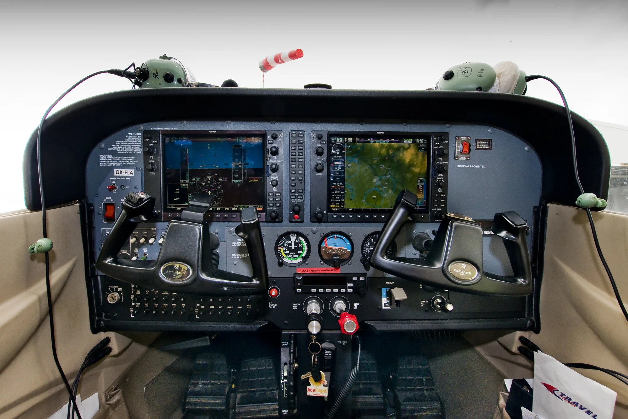 60min. komentovaná prohlídka hangáru v Roudnici či Plzni pro jednoho i dva nadšené aviatiky