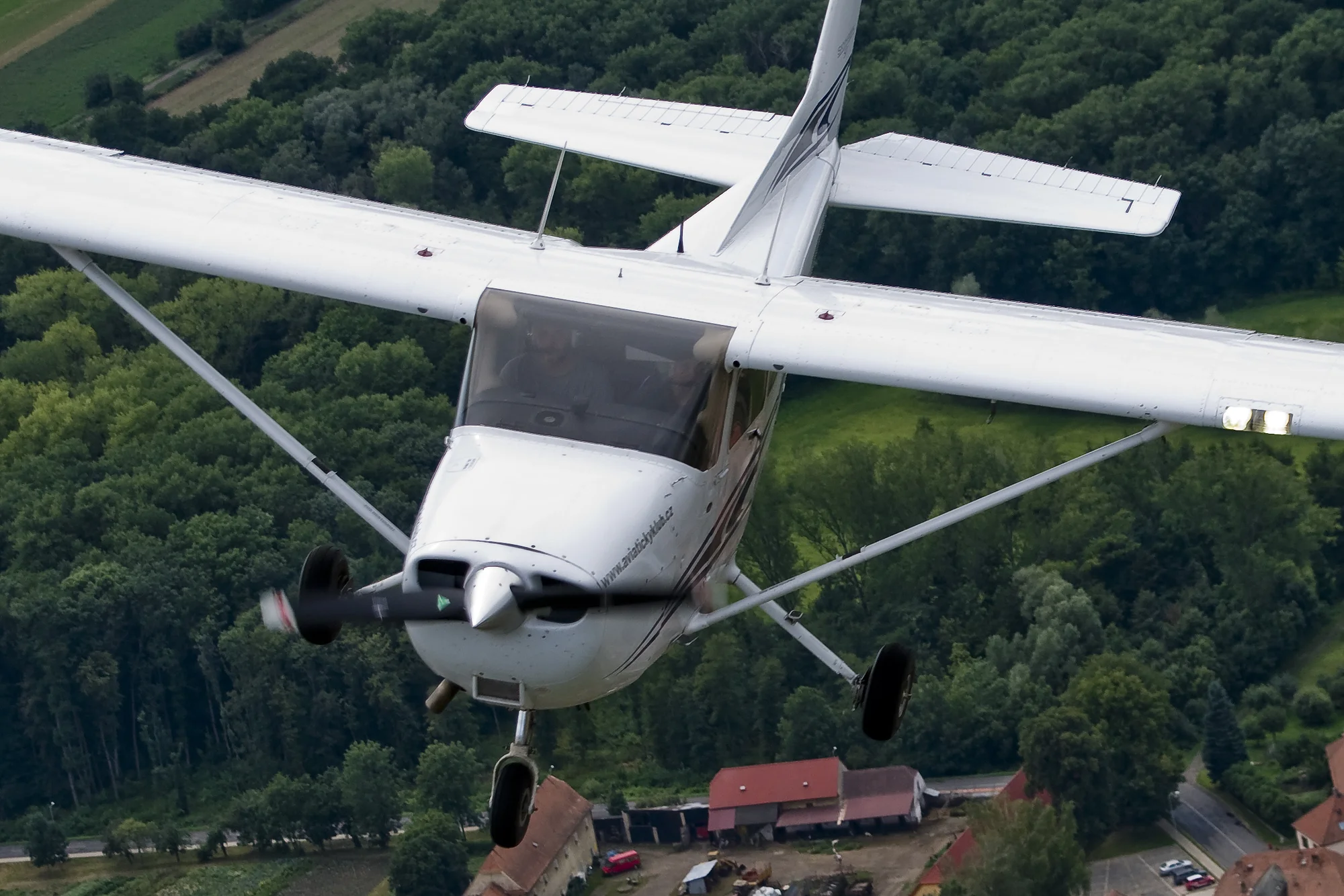 60min. komentovaná prohlídka hangáru v Roudnici či Plzni pro jednoho i dva nadšené aviatiky