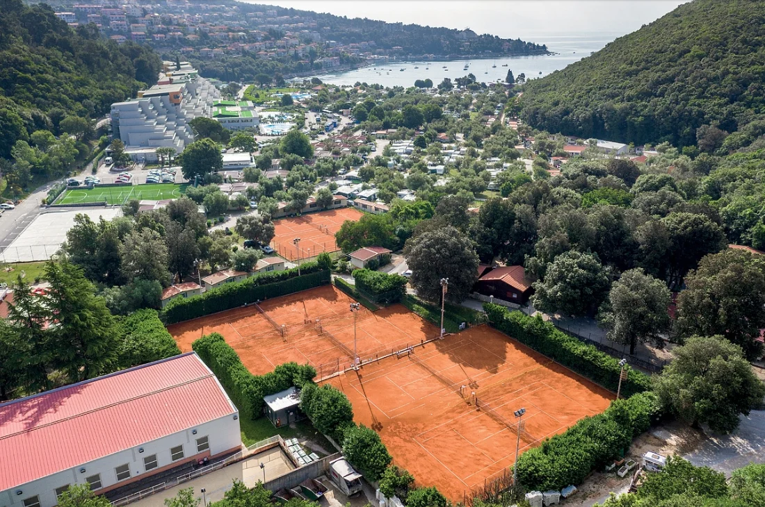 Dovolená v Rabacu na Istrii: 4* hotel u pláže, polopenze či all inclusive, bazénový komplex