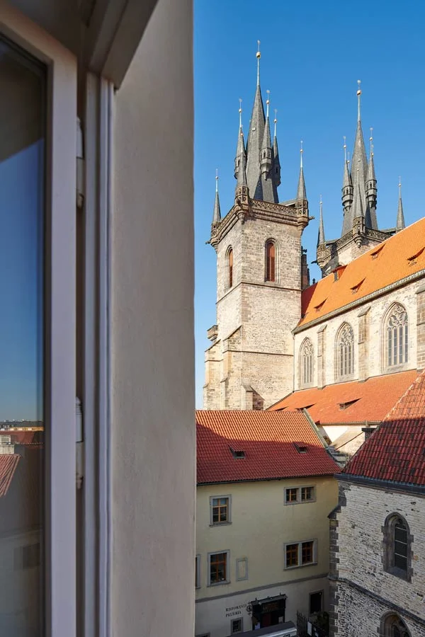Luxusní zázemí v samém srdci Prahy: 5* hotel, secesní pokoje s připravenou lahvinkou, bohatá snídaně