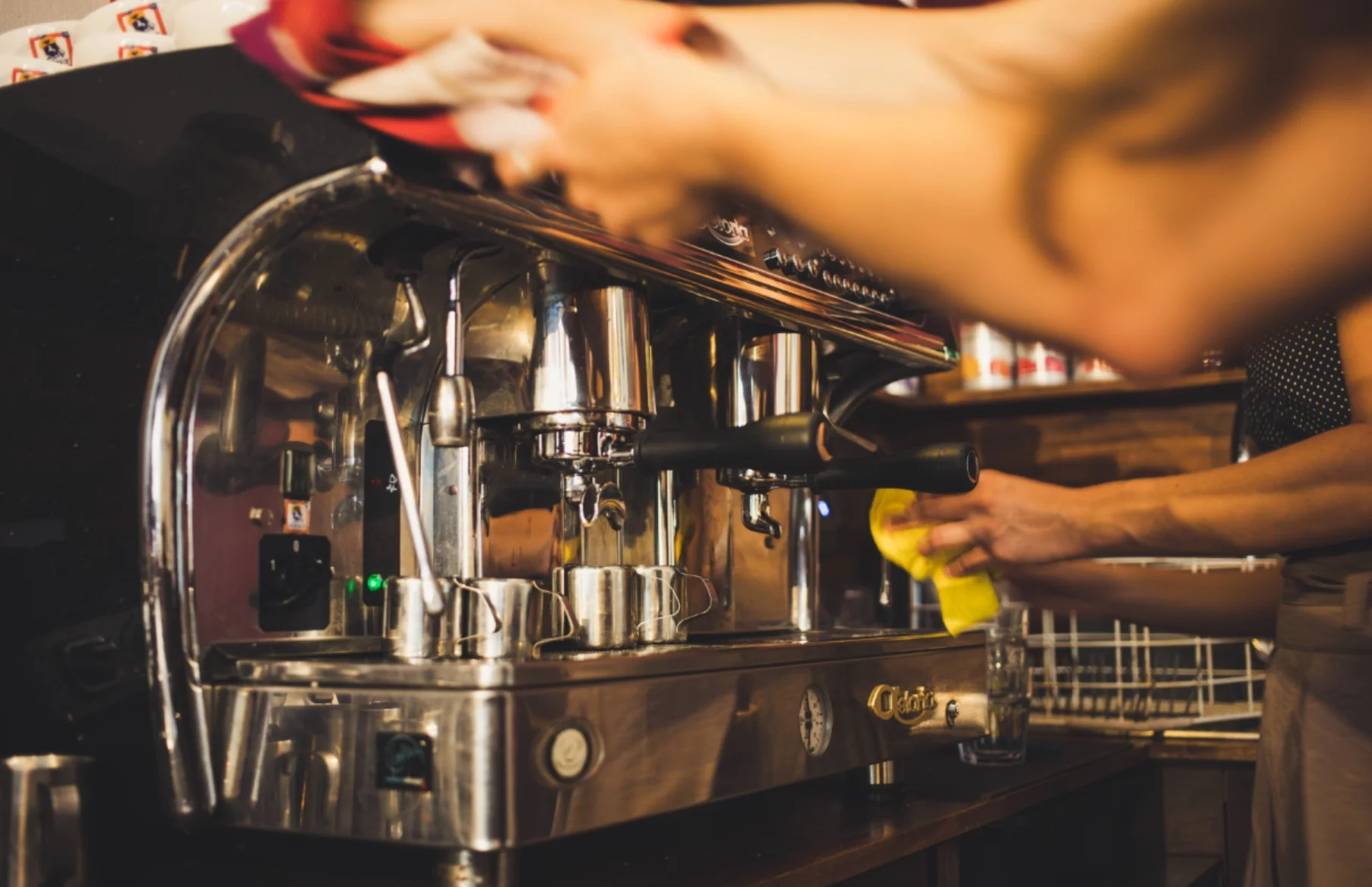 Ručně vyrobená lámaná belgická čokoláda Callebaut v papírové krabičce z Chocafé a horký nápoj k tomu