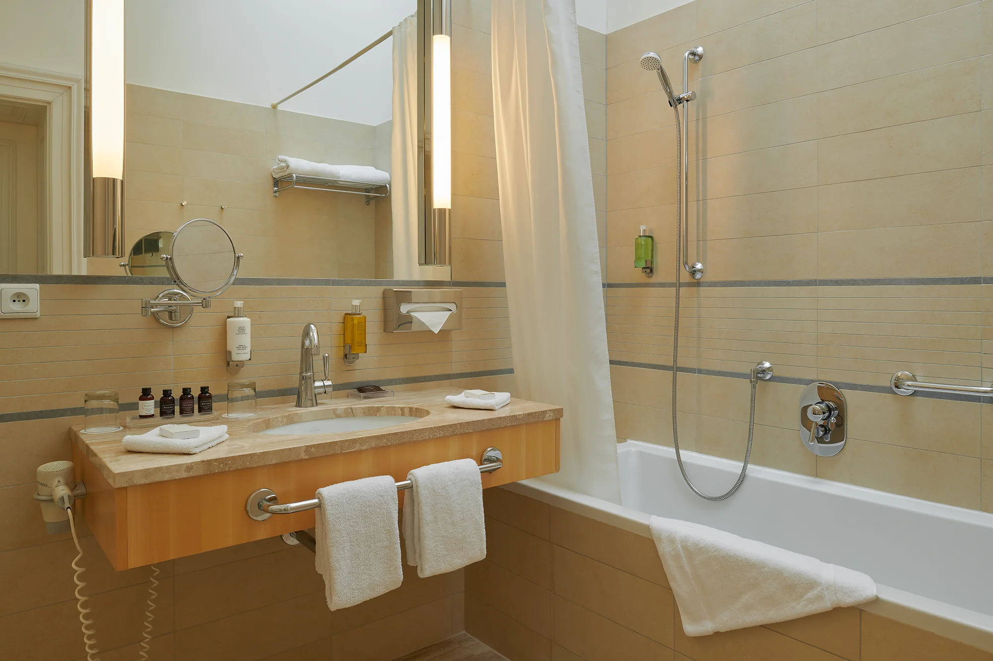 Luxusní zázemí v samém srdci Prahy: 5* hotel, secesní pokoje s připravenou lahvinkou, bohatá snídaně