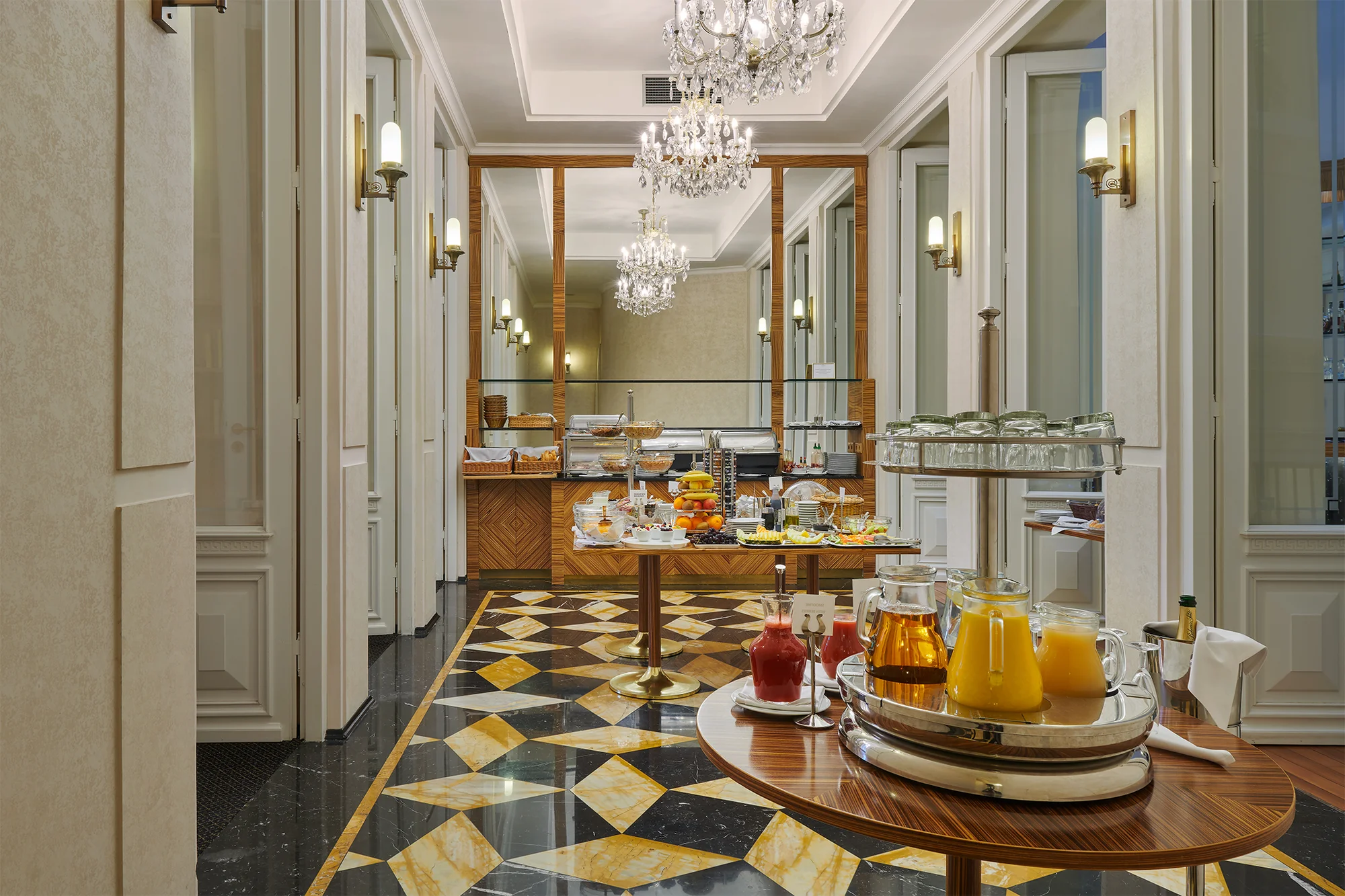 Luxusní zázemí v samém srdci Prahy: 5* hotel, secesní pokoje s připravenou lahvinkou, bohatá snídaně