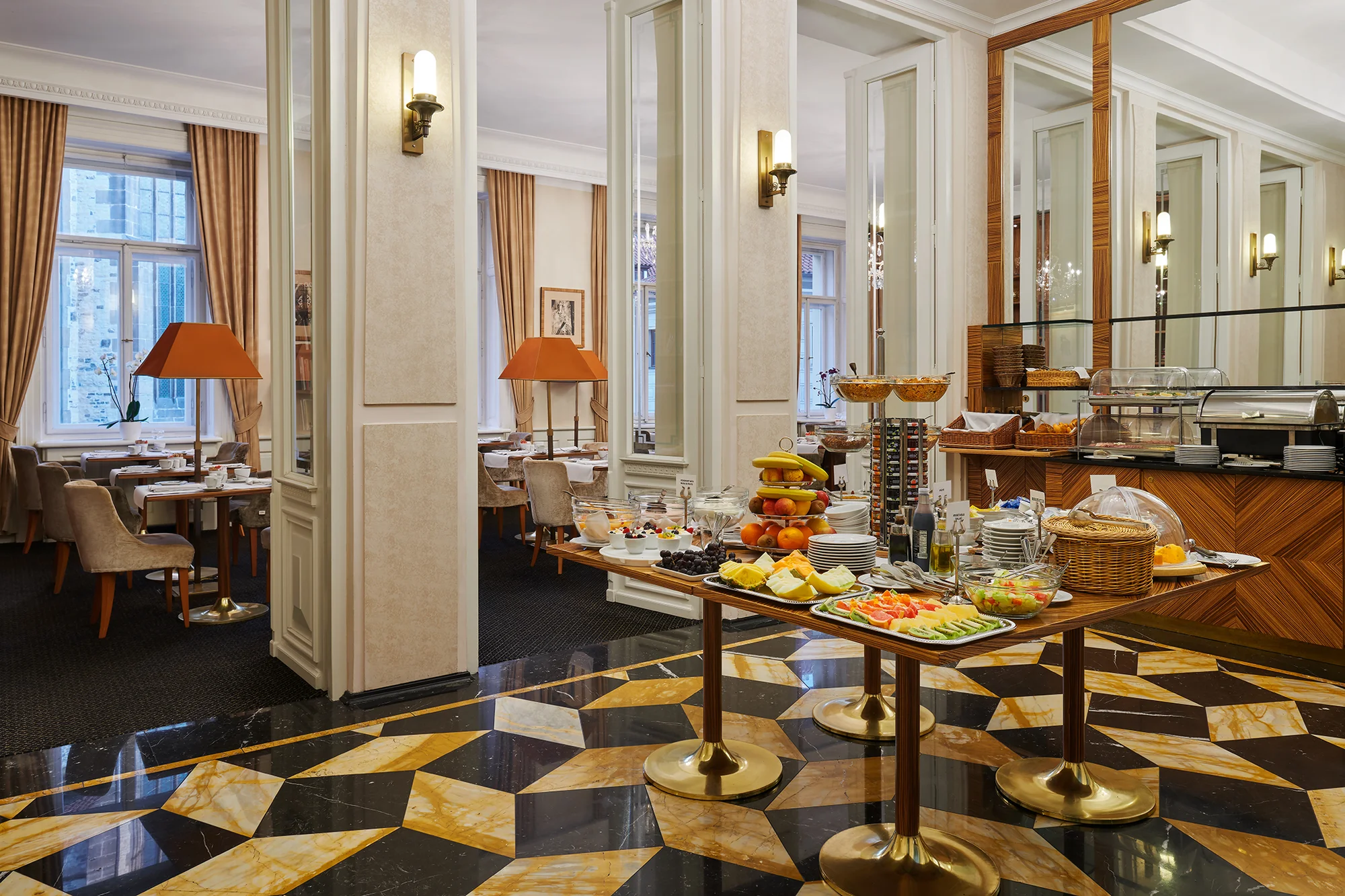 Luxusní zázemí v samém srdci Prahy: 5* hotel, secesní pokoje s připravenou lahvinkou, bohatá snídaně