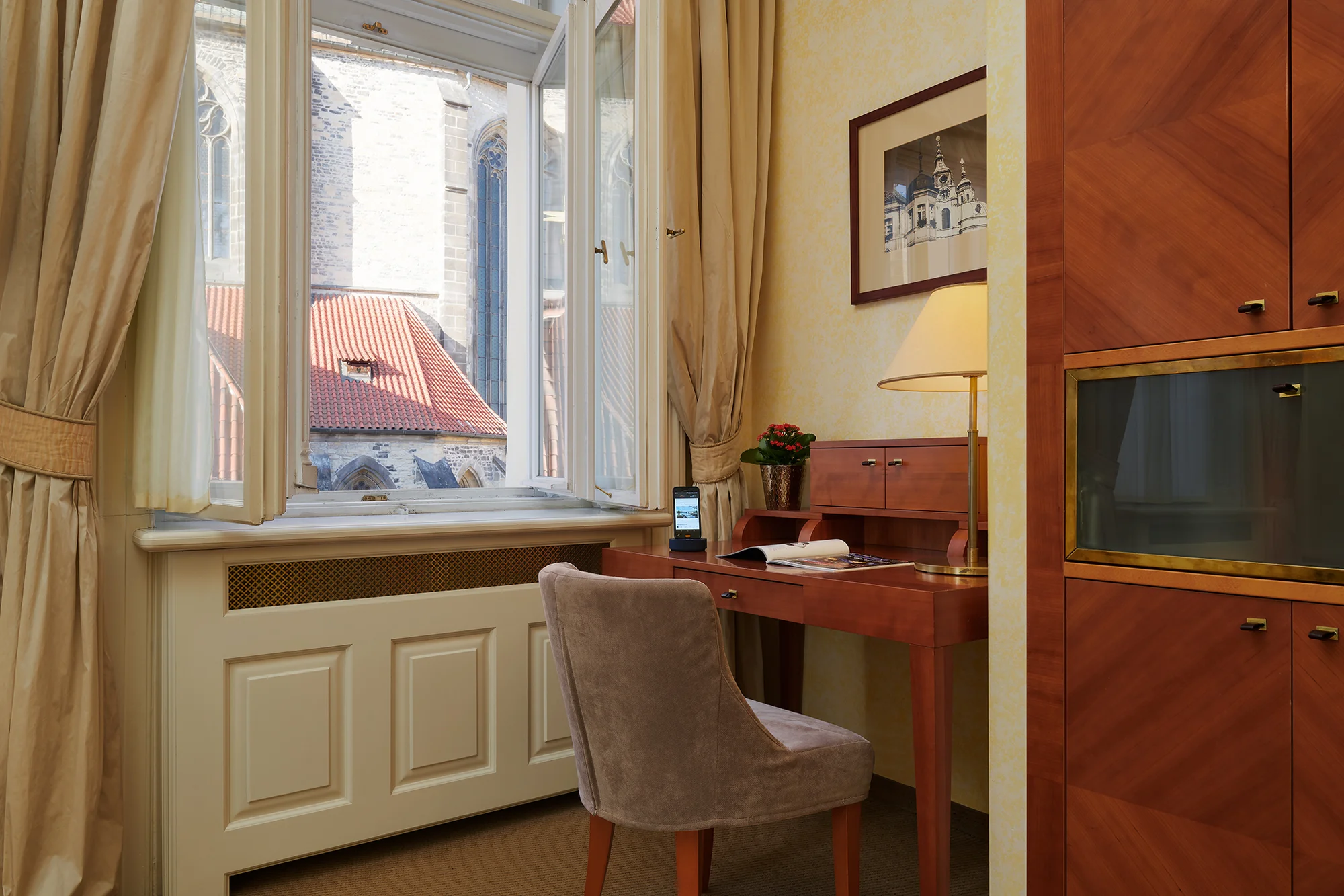 Luxusní zázemí v samém srdci Prahy: 5* hotel, secesní pokoje s připravenou lahvinkou, bohatá snídaně