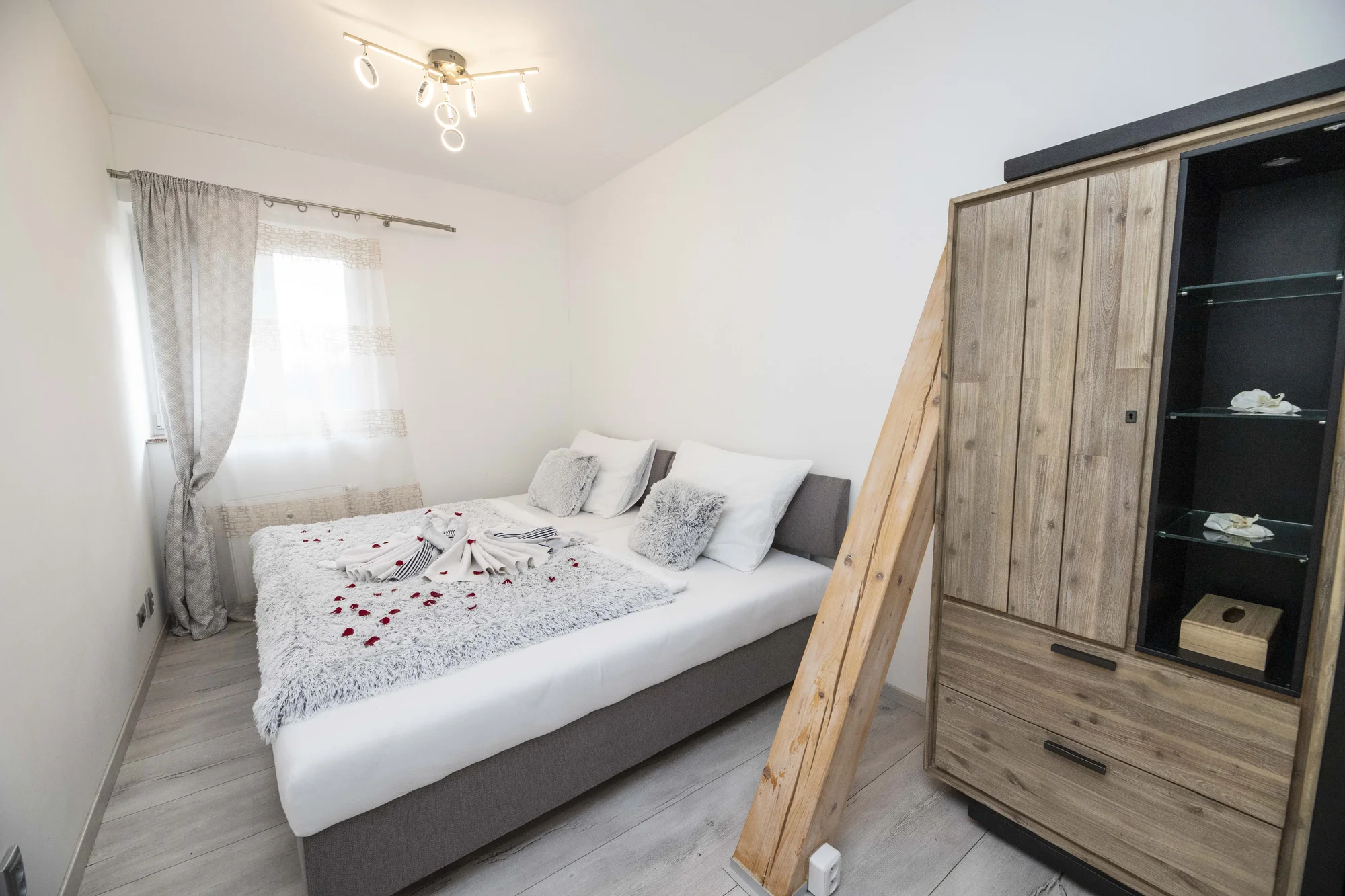 Čas jen pro vás dva: romantický pobyt v Dobříši, apartmá s vířivkou či saunou a snídaně do postele