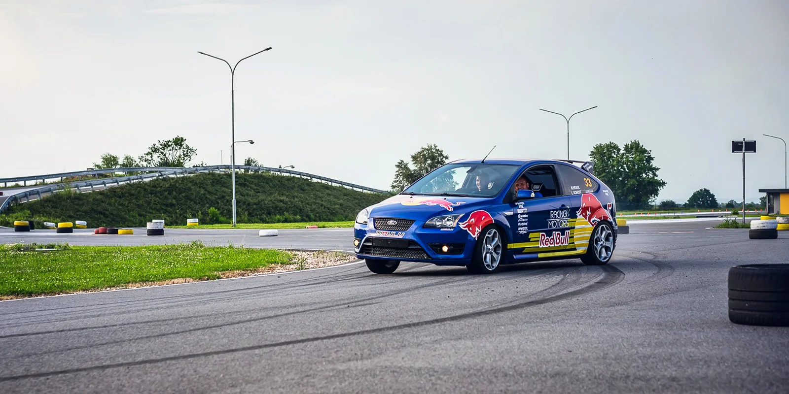Jízda ve Ferrari, Lamborghini, Porsche, Chevroletu, Nissanu i speed taxi a na závodním simulátoru ve virtuální realitě