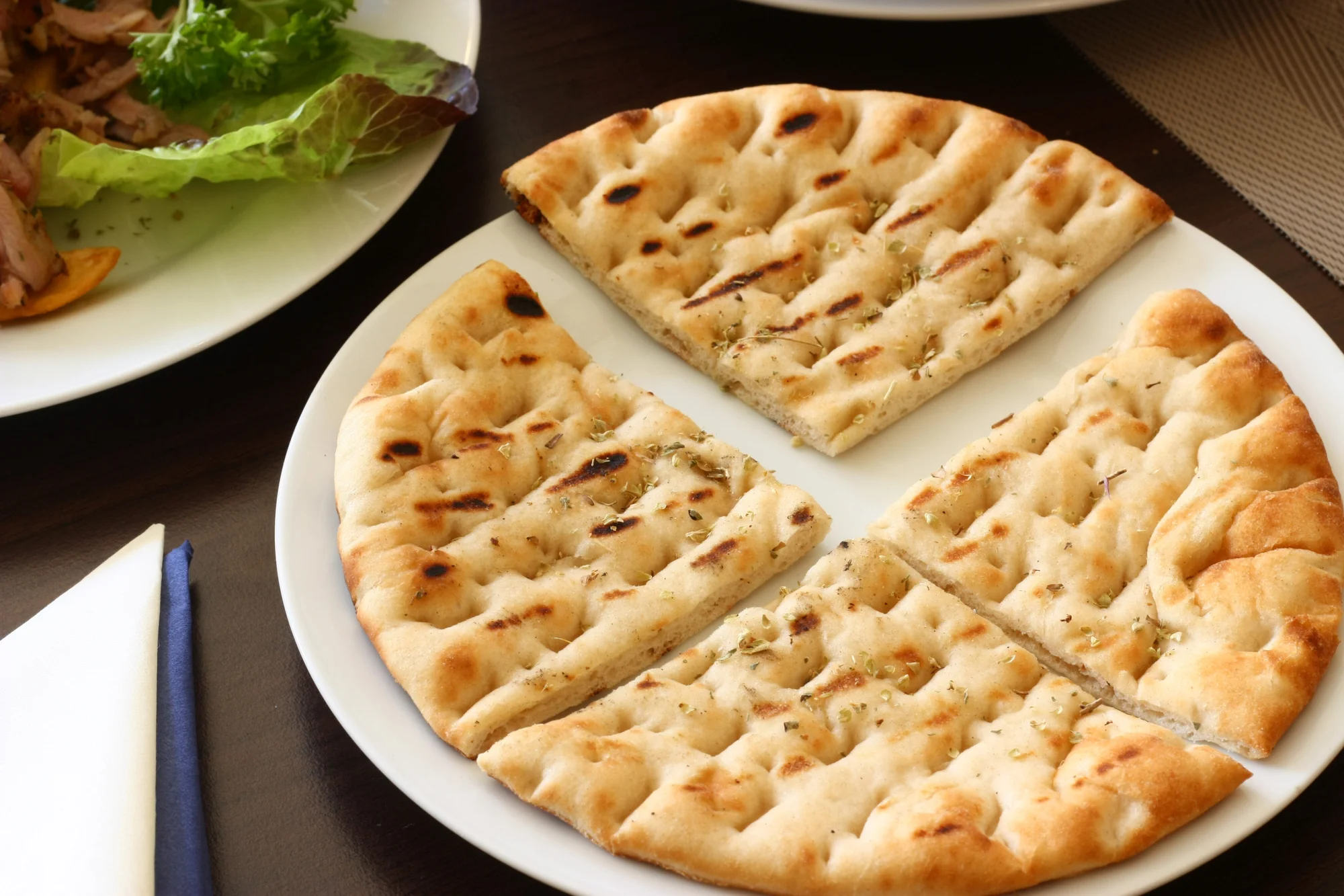 Řecké menu pro dva: souvlaki, gyros, tzatziki, řecký salát i lahev vína