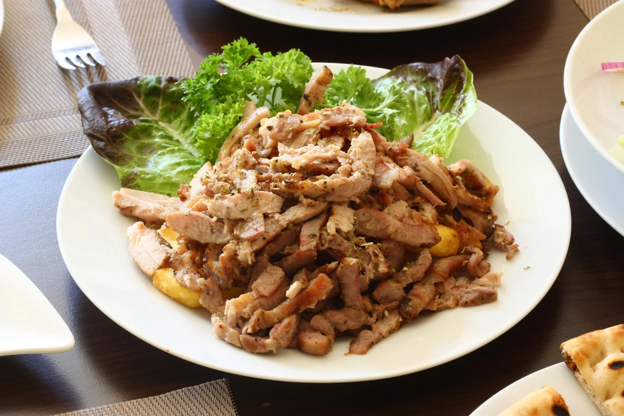 Řecké menu pro dva: souvlaki, gyros, tzatziki, řecký salát i lahev vína