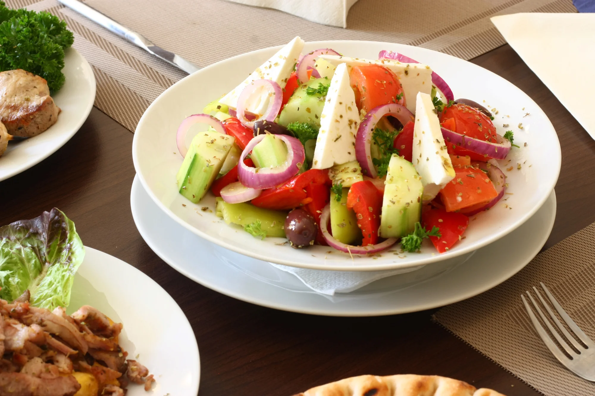 Řecké menu pro dva: souvlaki, gyros, tzatziki, řecký salát i lahev vína