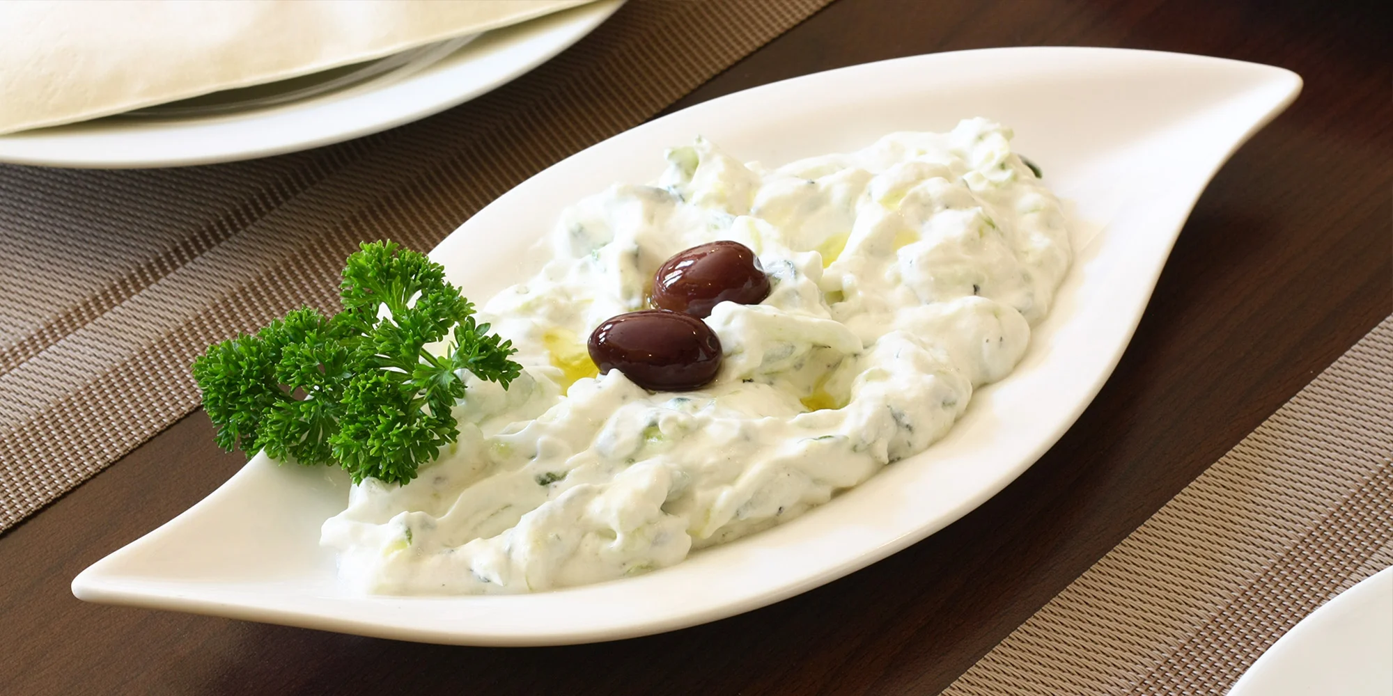Řecké menu pro dva: souvlaki, gyros, tzatziki, řecký salát i lahev vína