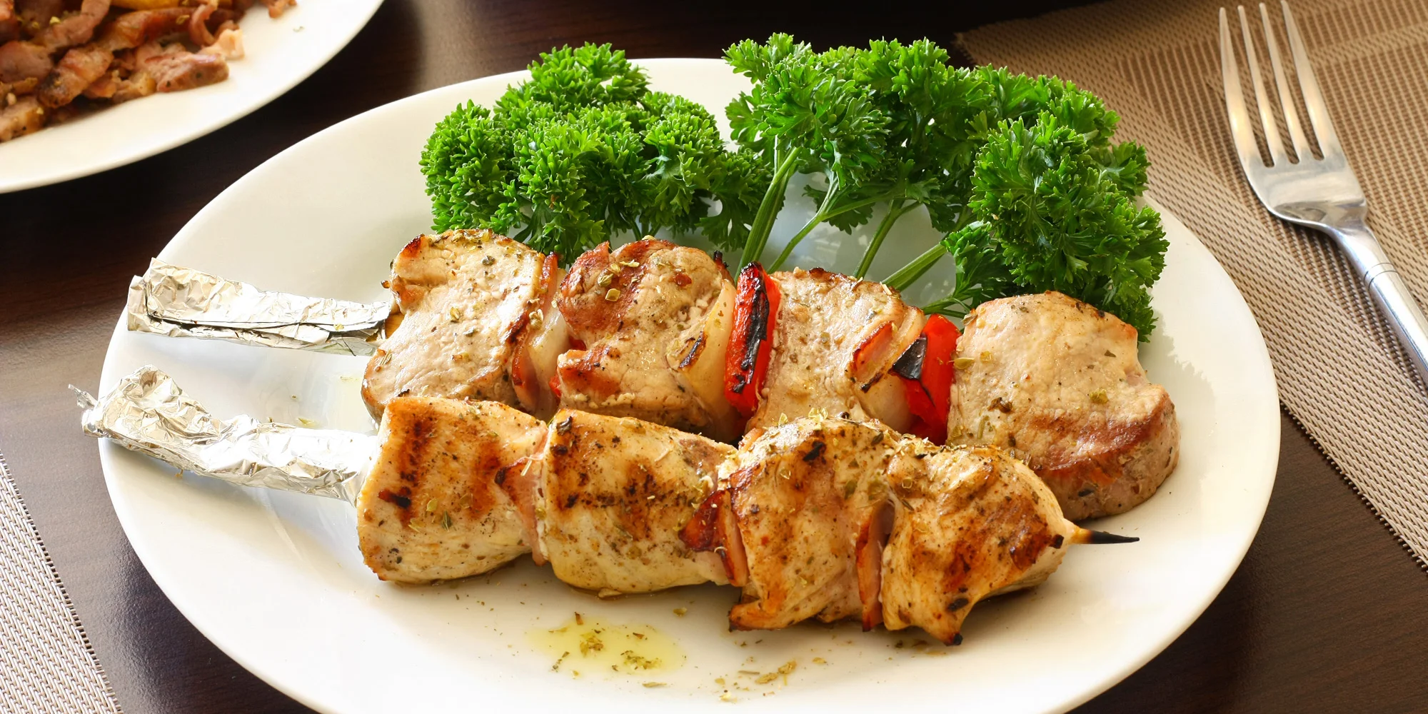 Řecké menu pro dva: souvlaki, gyros, tzatziki, řecký salát i lahev vína