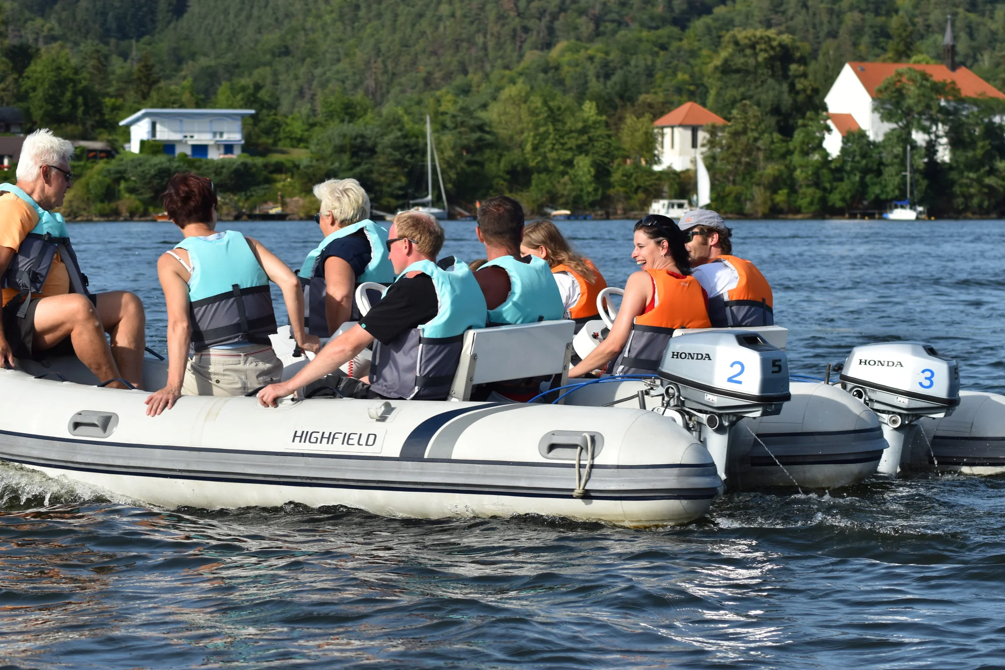 Poklad na Slapském jezeře: šifrovačka na motorových lodích pro 4 či 6 osob