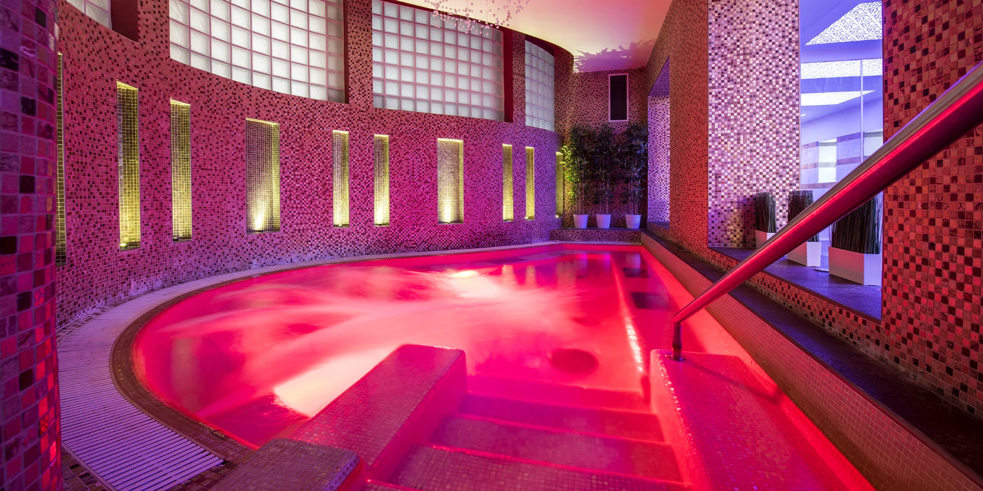 Pobyt s polopenzí, neomezeným wellness a procedurami ve 4* hotelu v Maďarsku