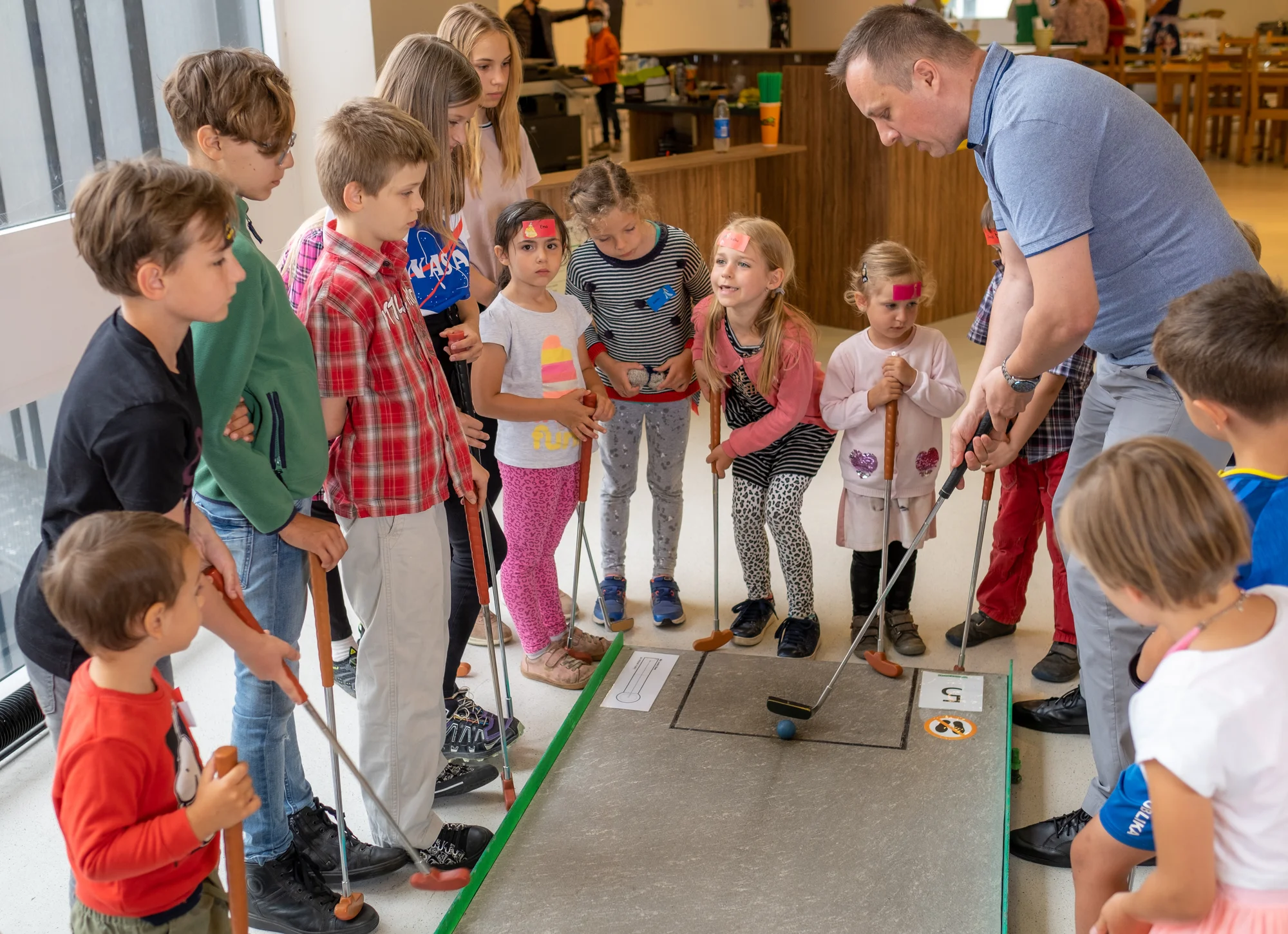 Krytý minigolf na břehu Vltavy vedený profíky: celodenní vstup ve všední dny pro děti i dospělé