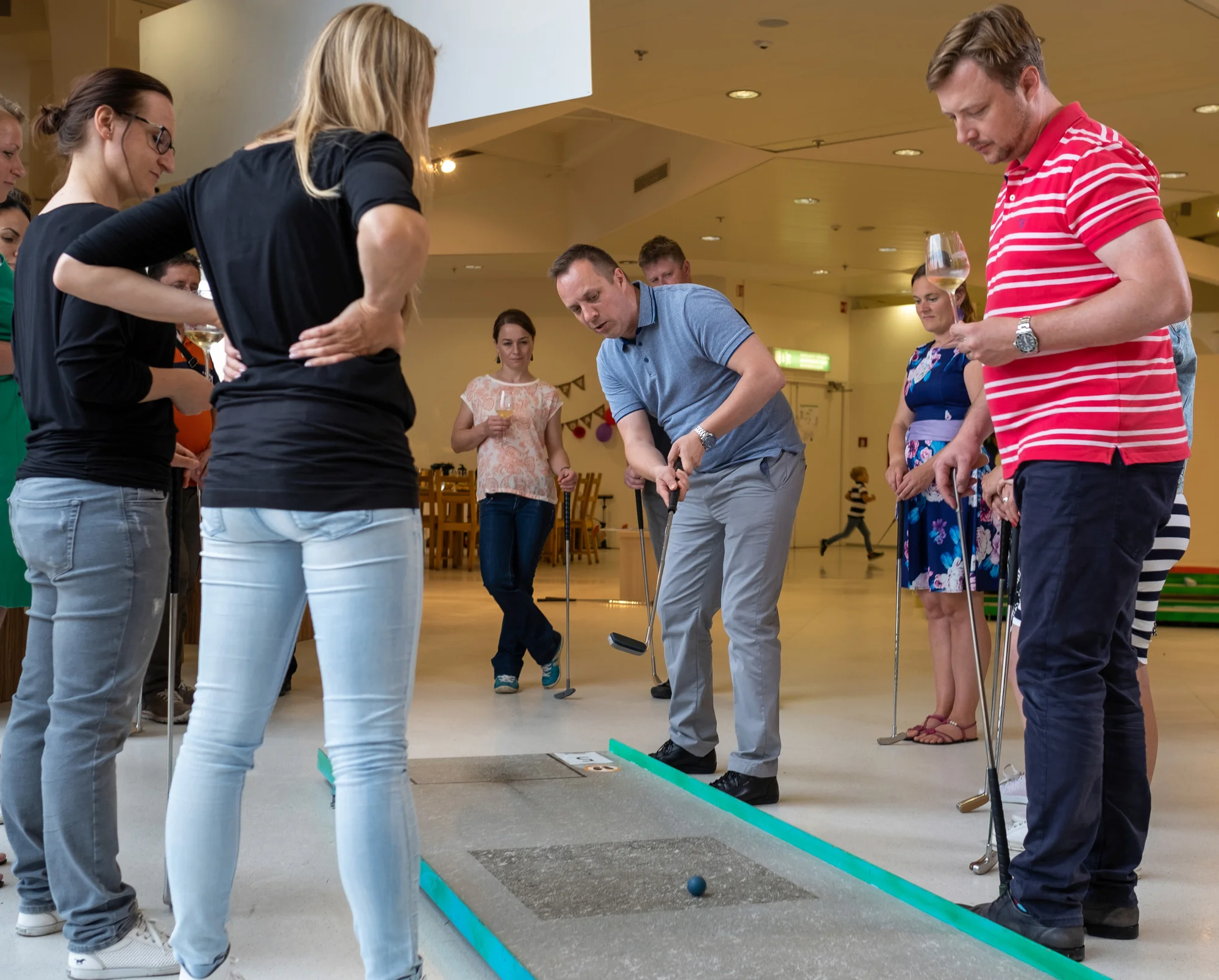 Krytý minigolf na břehu Vltavy vedený profíky: celodenní vstup ve všední dny pro děti i dospělé